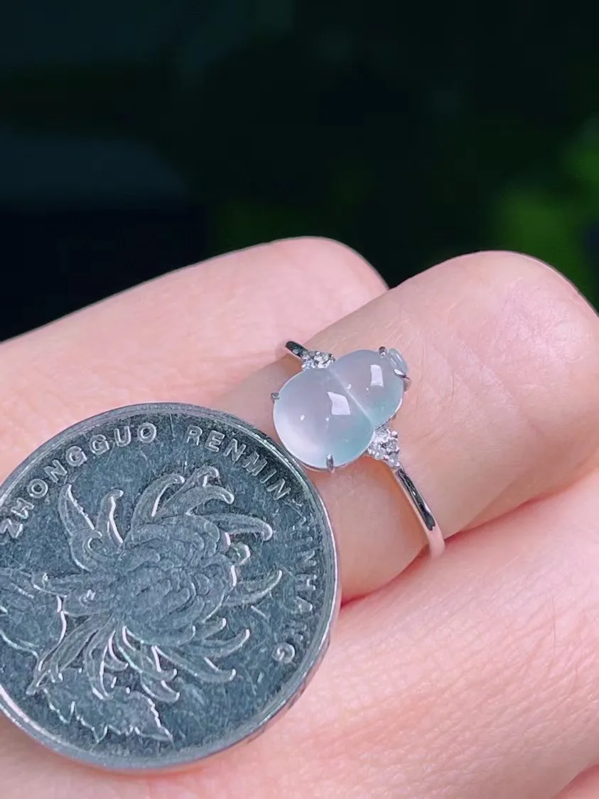 （珍藏精品）缅甸天然A货翡翠，
冰种葫芦戒指，18K金镶嵌，裸石尺寸9.5/6.7/5.5，厚度含金，内径16.7