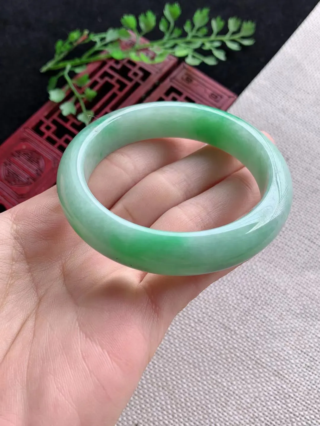 老坑飘绿正圈手镯尺寸53圈口×12.6×7.5mm重量52.09g