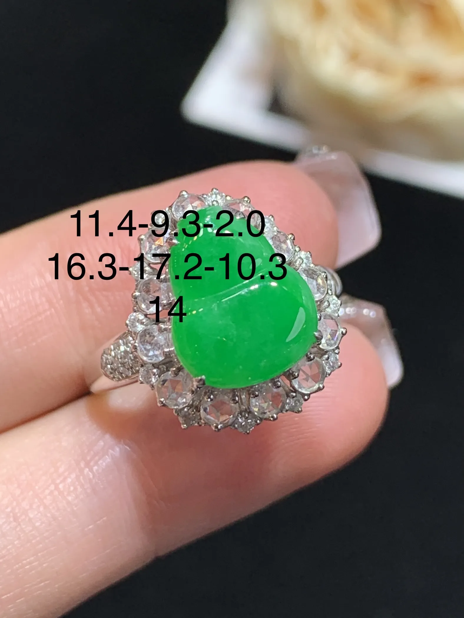 满绿葫芦戒指，18k金伴钻，颜色靓丽，色阳，整体规格：16.3-17.2-10.3