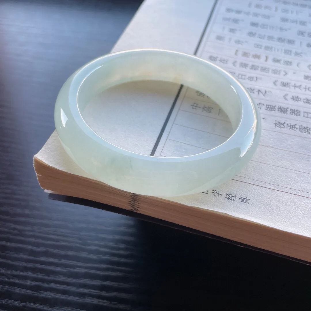 【手鐲】正圈55 56
【圈口】55-12.8-8.5
【描述】冰糯飘花，冰莹通透，水润，种老，无纹裂