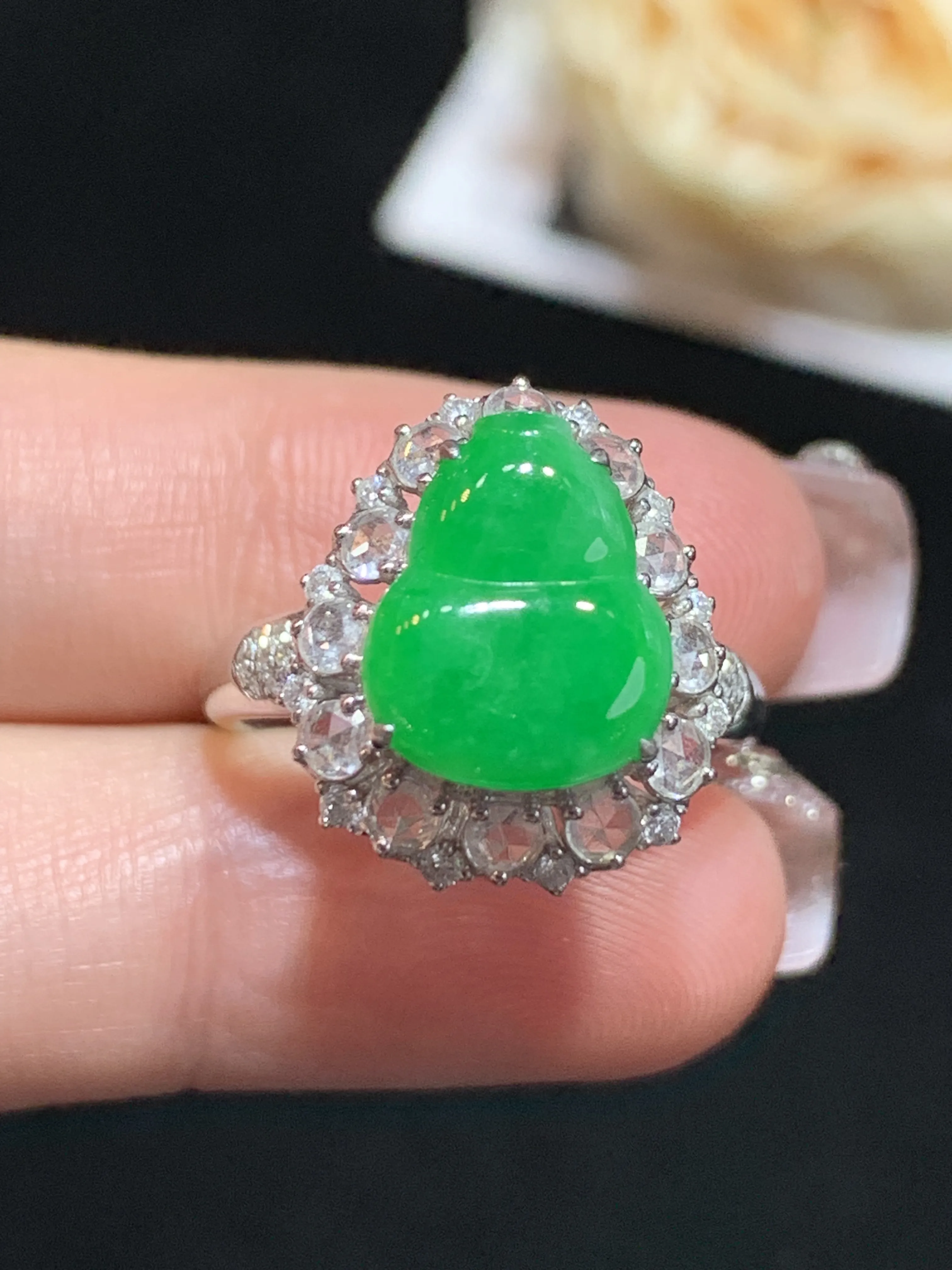 满绿葫芦戒指，18k金伴钻，颜色靓丽，色阳，整体规格：16.3-17.2-10.3