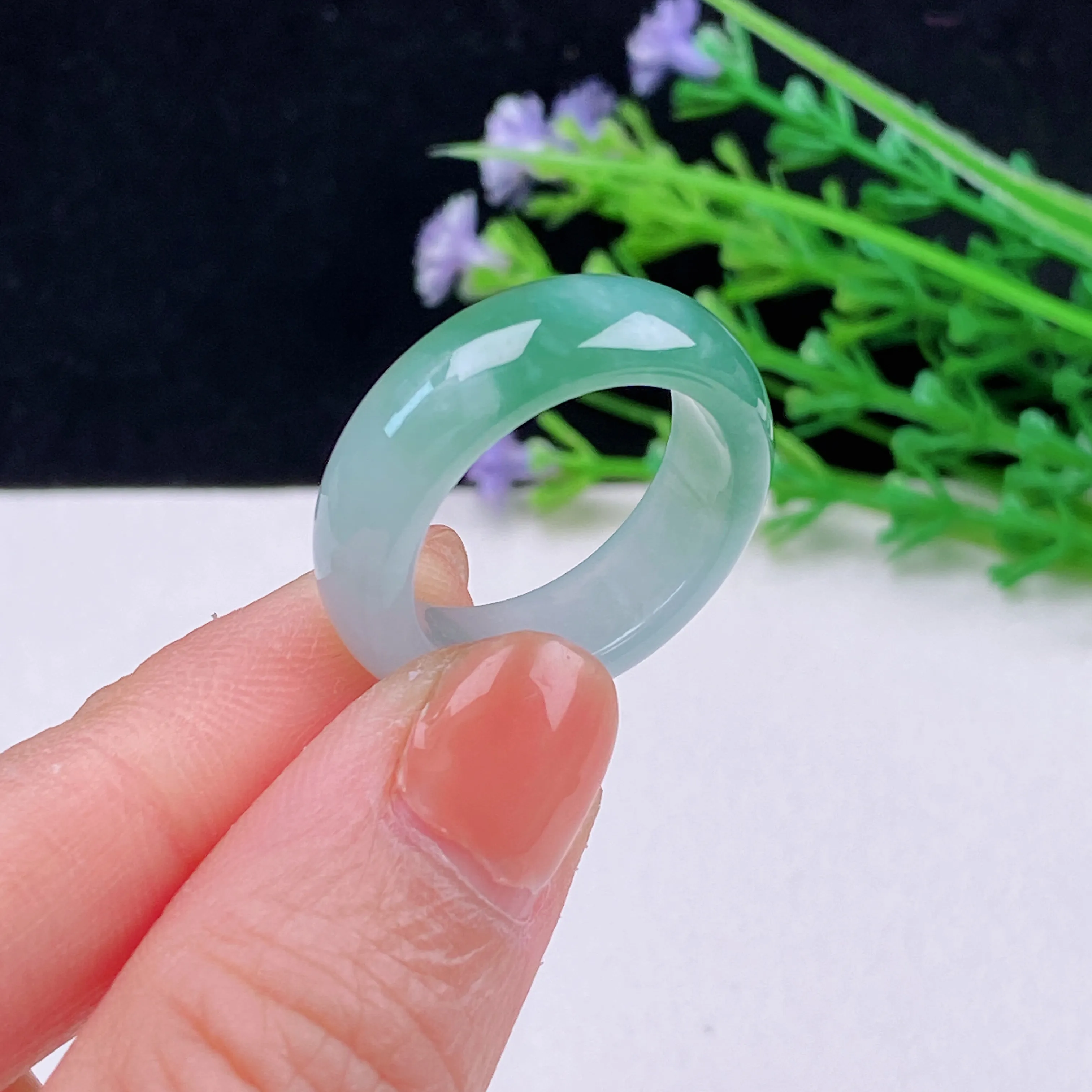 自然光实拍  水润精工冰透飘绿18mm戒指。玉质细腻莹润 雕工精湛，佩戴高雅大方   线条优美 Aen尺寸:   18.8/7/3.8mm。