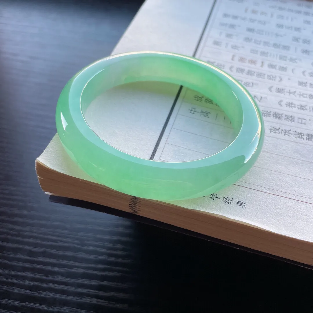 【手鐲】正圈56 57
【圈口】56-12-9.8
【描述】冰种甜绿，晶莹剔透，胶感十足，水润，种老，有棉无纹裂