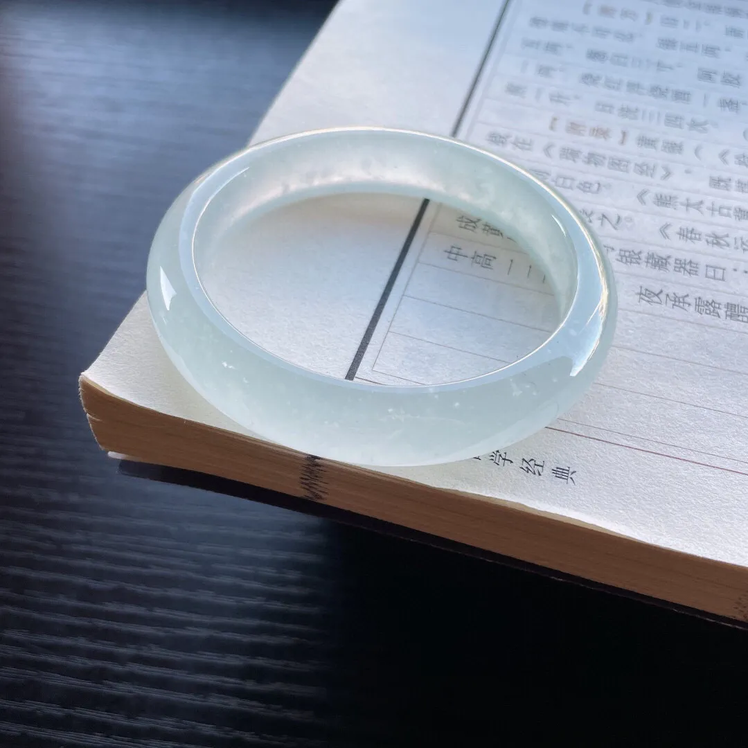 【手鐲】正圈55 56
【圈口】55.5-11.6-8.1
【描述】冰种白冰，冰清玉洁，晶莹剔透，水润，种老，有绵根无碍