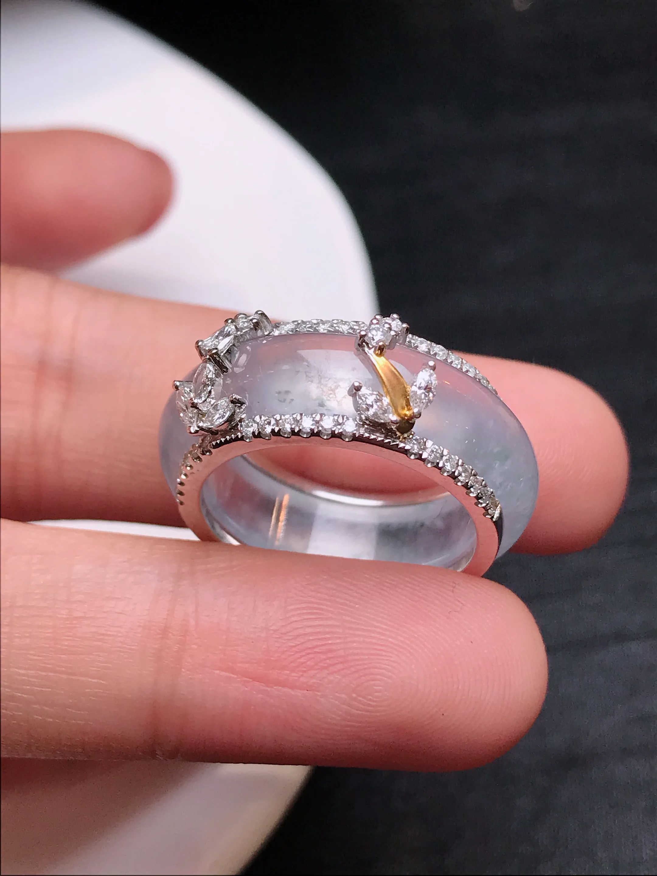 严选推荐 老坑玻璃种指环，18k金钻镶嵌，种水上乘，晶体结构致密，盈润通透，起强玻璃光泽，美感十足。高性价比，值得入手。裸石尺寸约25.9-6-3.8毫米