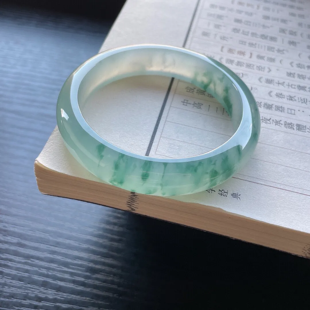 【手鐲】正圈57 58
【圈口】57.5-13.3-8.2
【描述】冰种飘花，晶莹剔透，胶感十足，水润，种老，无纹裂