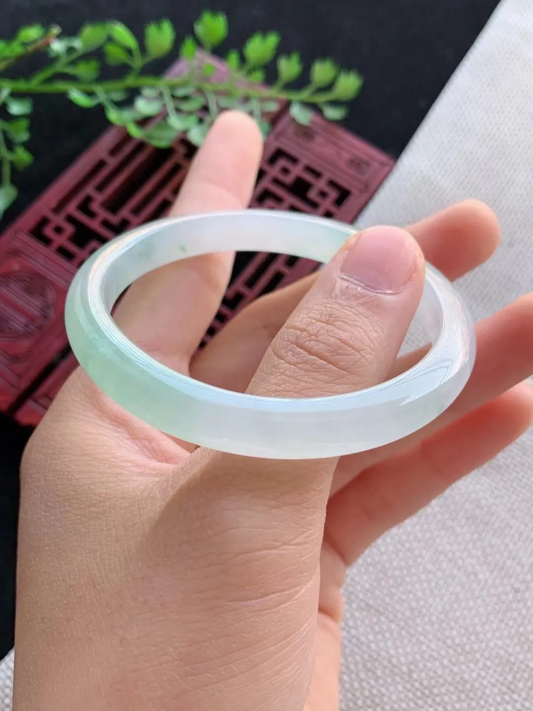 老坑冰种飘绿贵妃手镯尺寸55圈口×47.5×7.4×6mm重量24.57g
