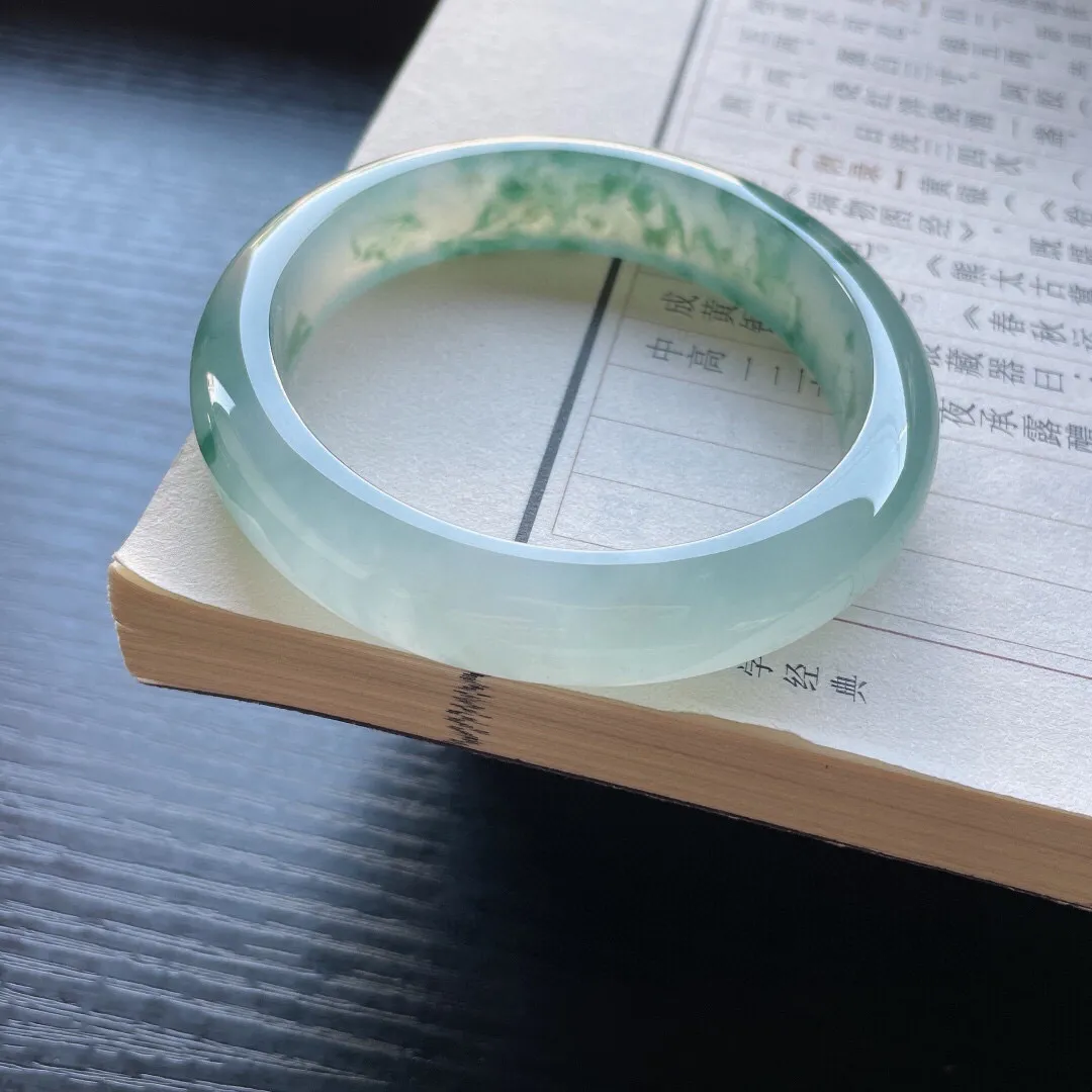 【手鐲】正圈57 58
【圈口】57.5-13.3-8.2
【描述】冰种飘花，晶莹剔透，胶感十足，水润，种老，无纹裂