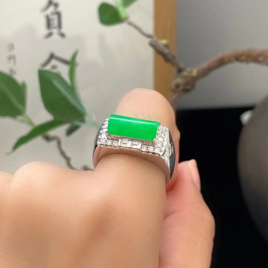 ️冰阳绿马鞍男士戒指 18k金镶嵌 种好色阳 饱满大气
尺寸：裸石：12.5-6.5-3.5mm 
          整体：18-10-8mm
         圈口20