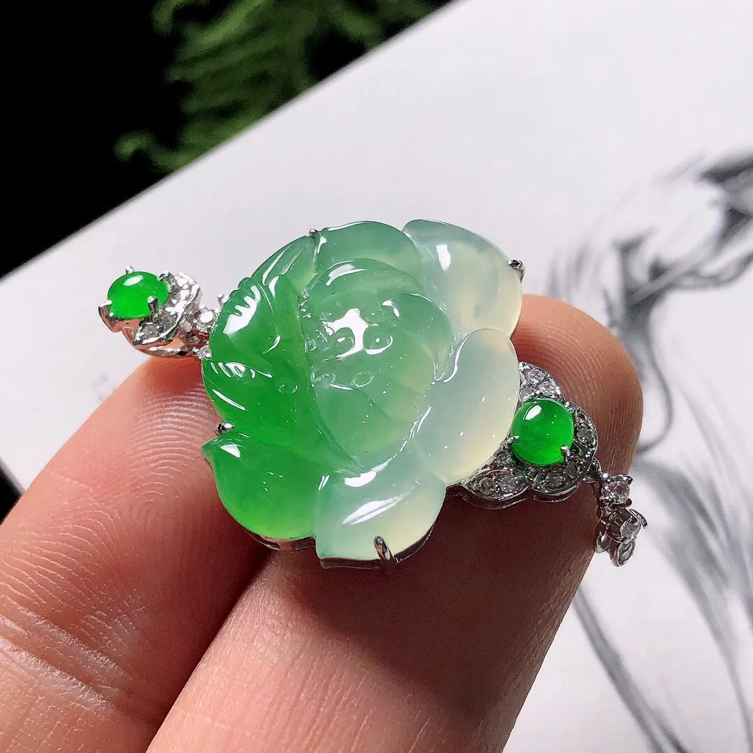【宝贝】天然翡翠冰润绿荷花吊坠
【尺寸】裸石17.2*21.2*3.8（㎜）
【描述】冰种，玉质细腻，色泽温润，18K金镶嵌，无纹裂