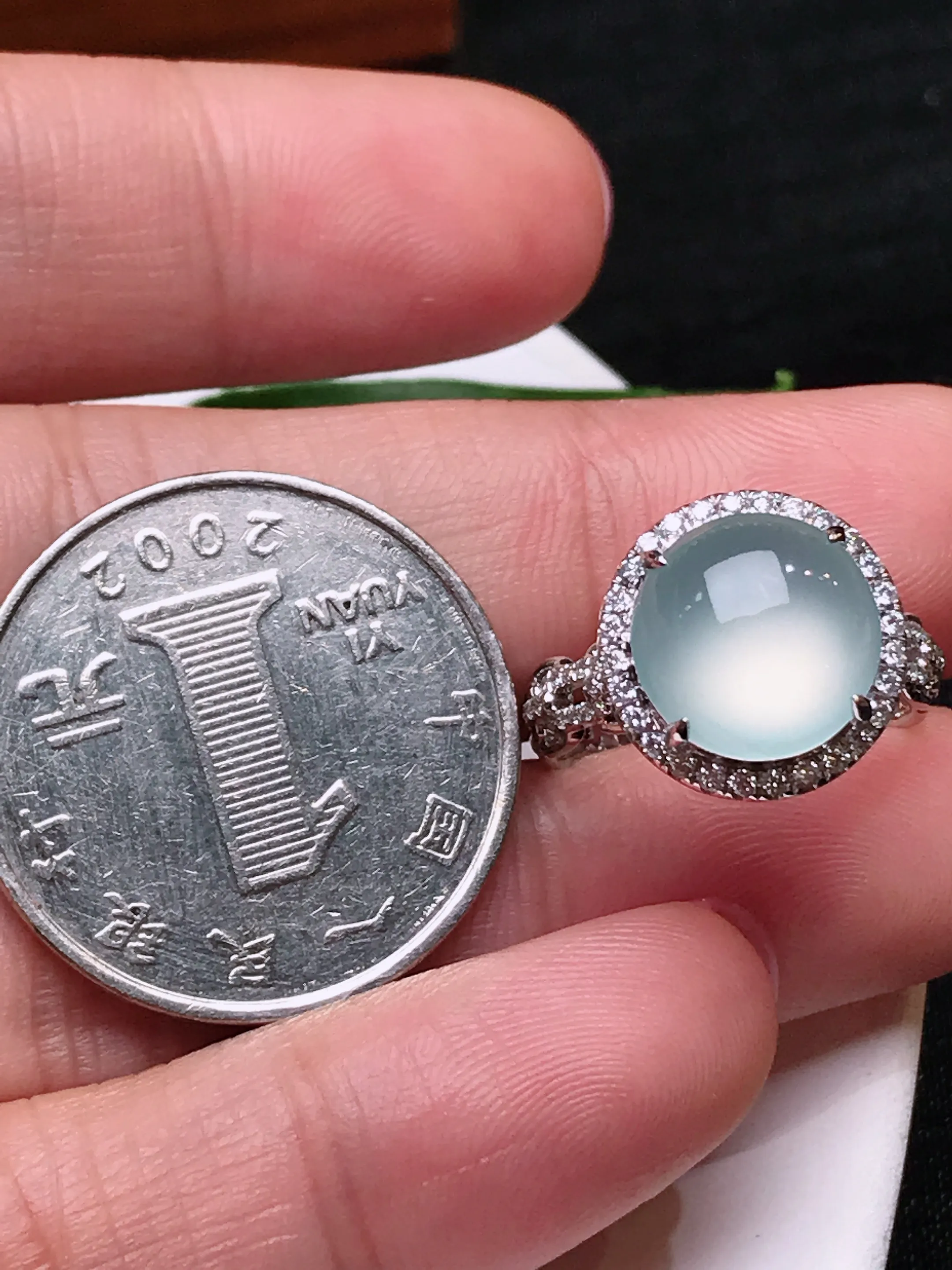 严选推荐戒指，老坑冰种蛋面戒指，18k金钻镶嵌而成，底子细腻，品相佳，佩戴效果出众，尽显气质。种水很好，盈润通透，起强玻璃光泽，价值不菲，高收藏传承价值，高性价比，值得入手品鉴。裸石尺寸约10.5-10.3毫米