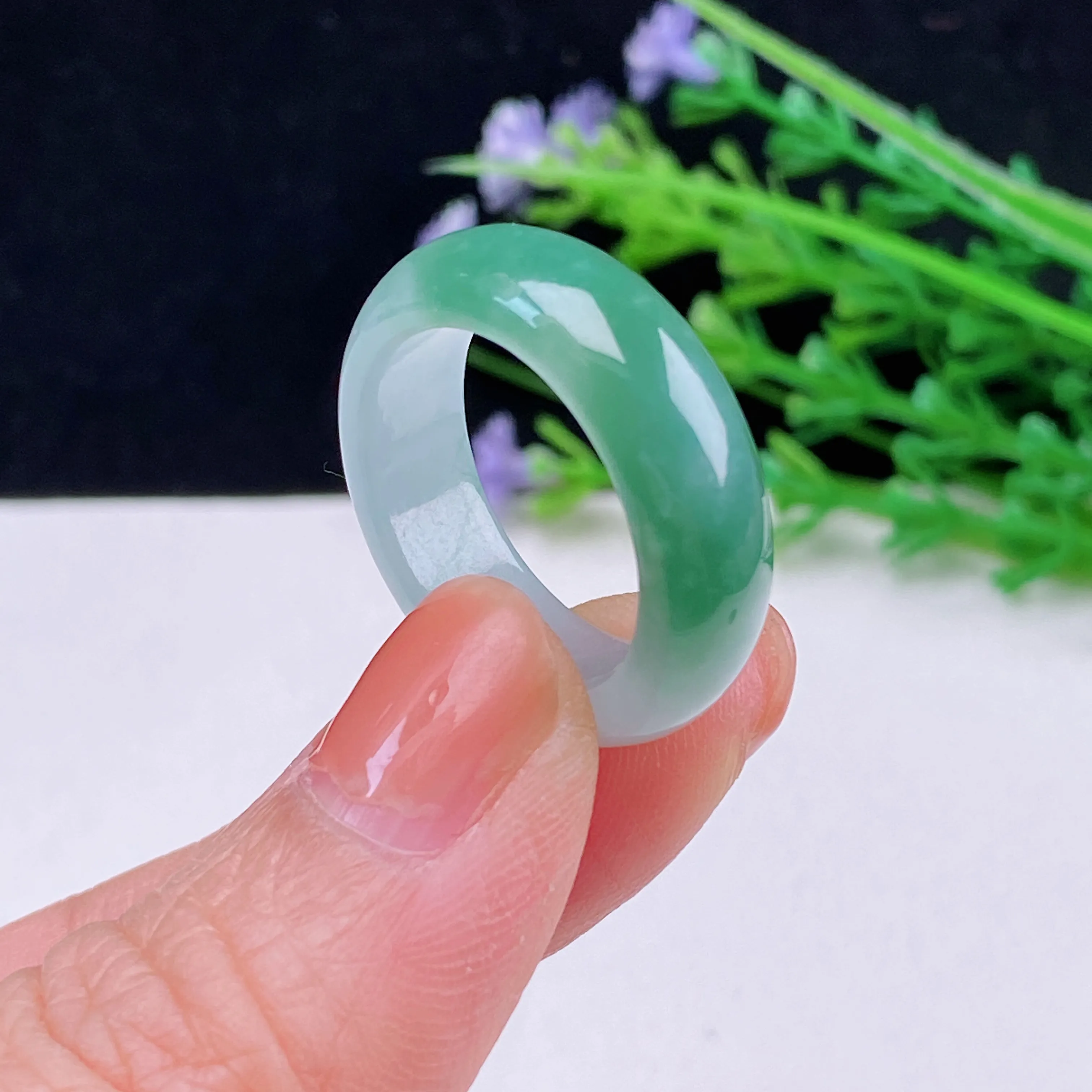 自然光实拍  水润精工冰透飘绿18mm戒指。玉质细腻莹润 雕工精湛，佩戴高雅大方   线条优美 Aen尺寸:   18.8/7/3.8mm。