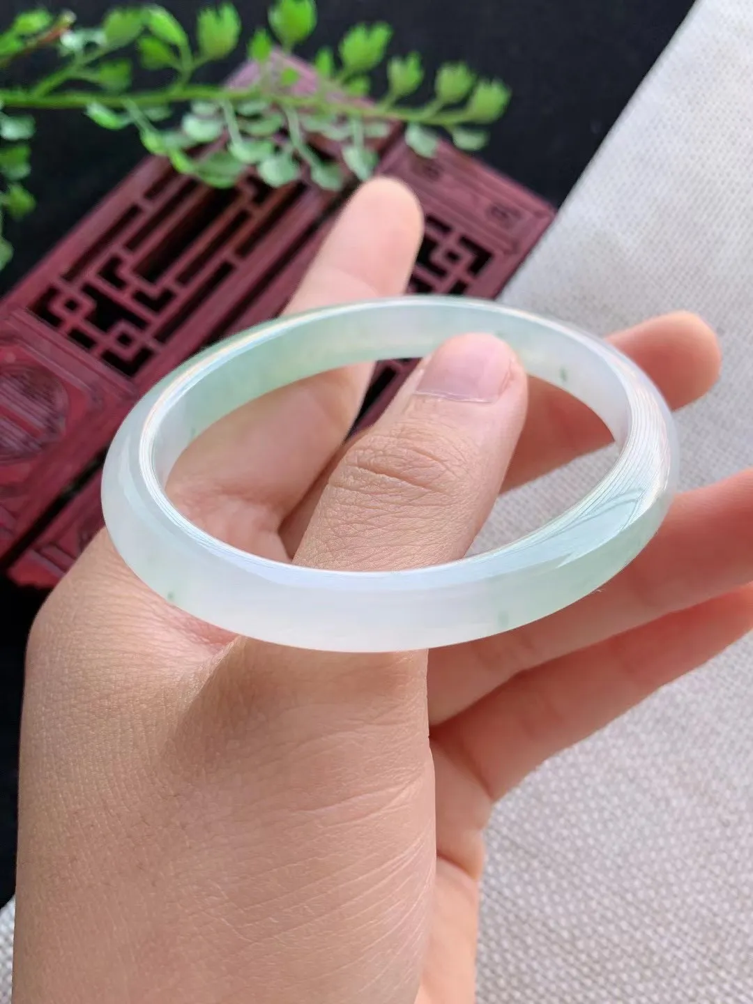 老坑冰种飘绿贵妃手镯尺寸55圈口×47.5×7.4×6mm重量24.57g
