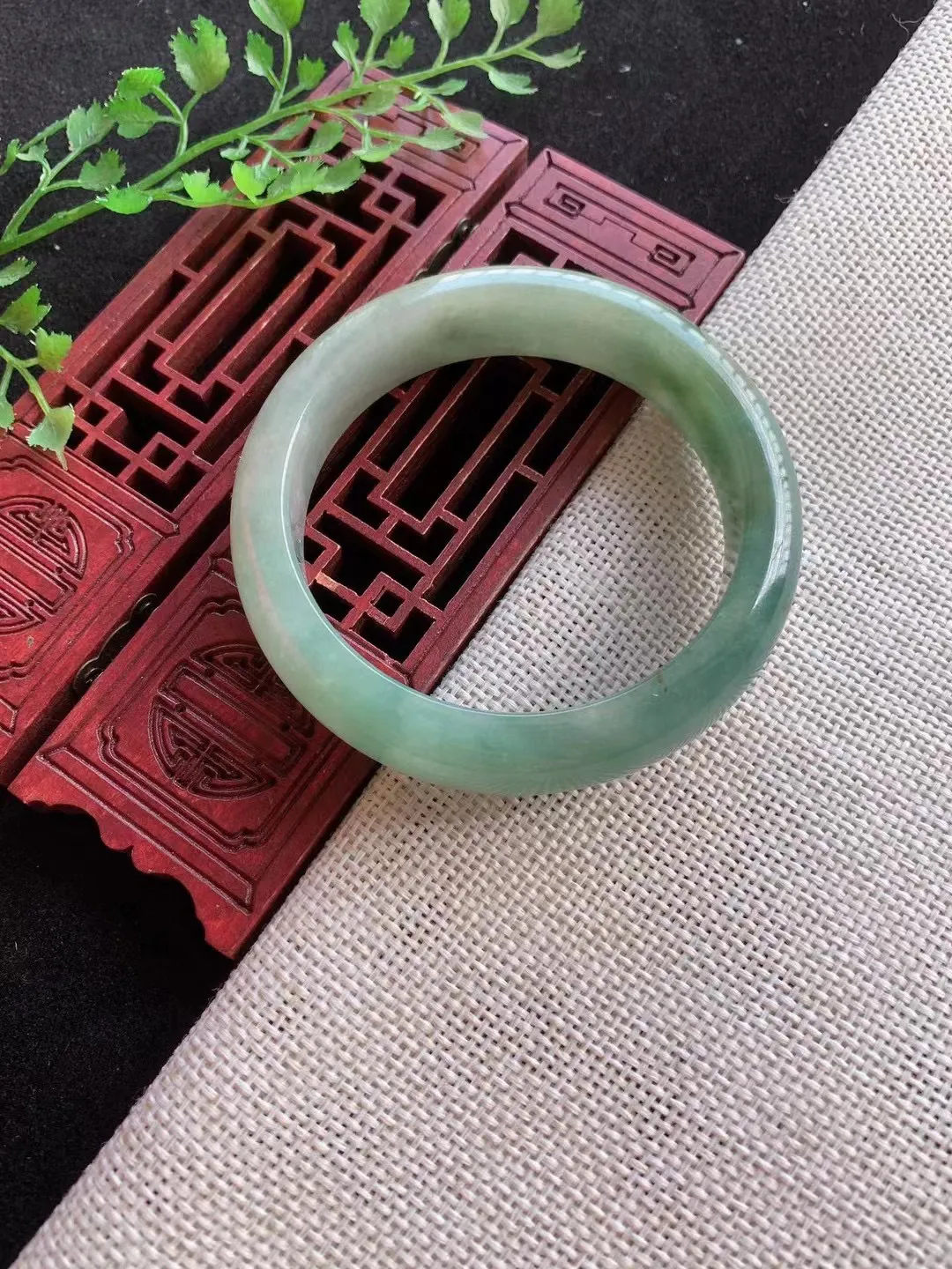 老坑飘绿正圈手镯 尺寸55圈口14×8mm重量61.75g