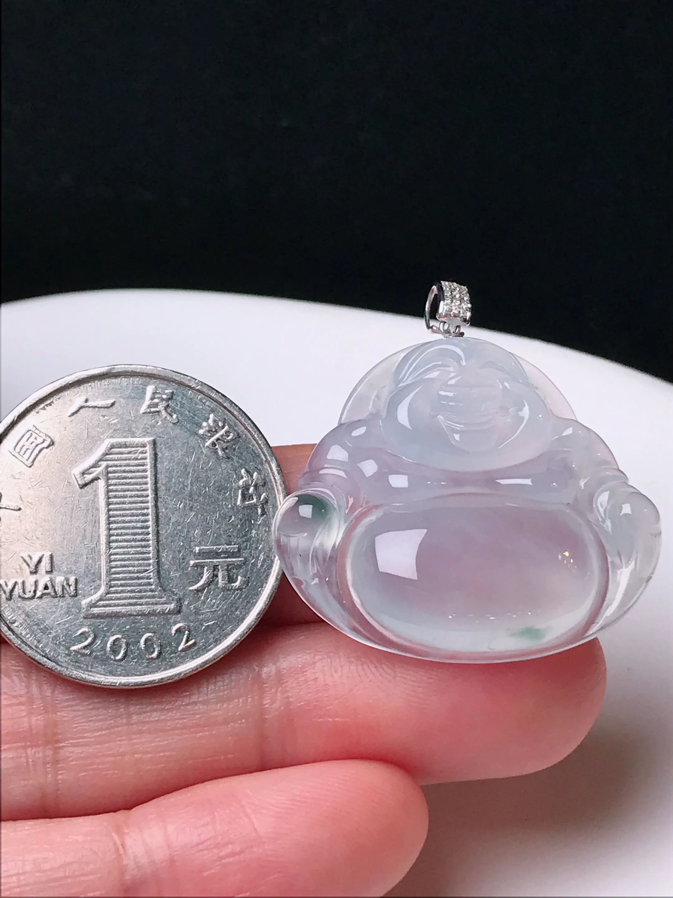 严选推荐 佛公，老坑冰种飘花佛公挂件，18k金钻镶嵌，雕工精细，线条流畅，品相出众。种水很好，盈润通透，晶体结构致密，起强玻璃光泽。颜色清爽干净，色泽纯正，美感十足。收藏传承级佳品，高性价比，值得入手，裸石尺寸约26.3-30,2-5.8毫米