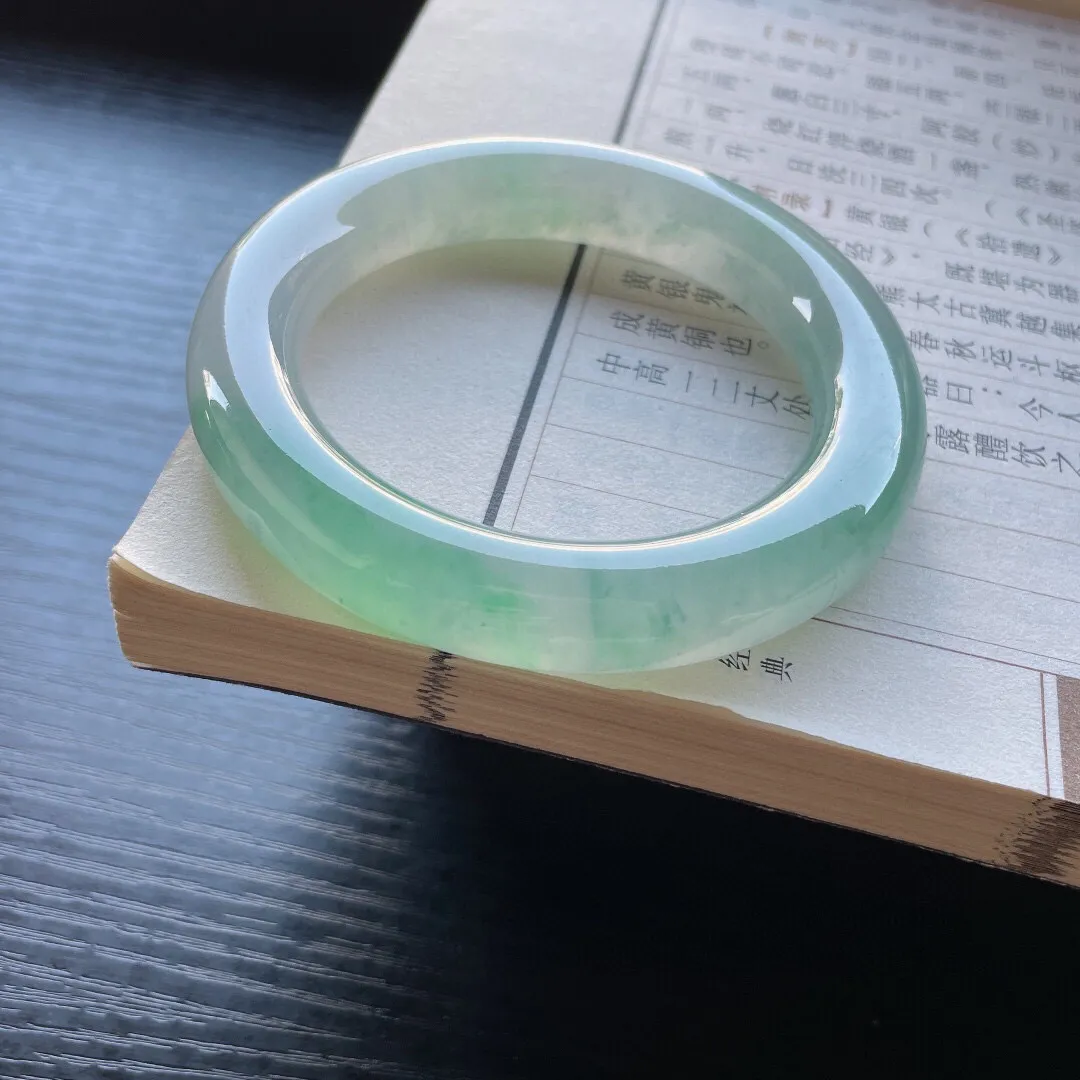 【手鐲】圆条58 59
【圈口】58.1-12.5
【描述】冰种飘绿花，晶莹剔透，水润，种老，无纹裂