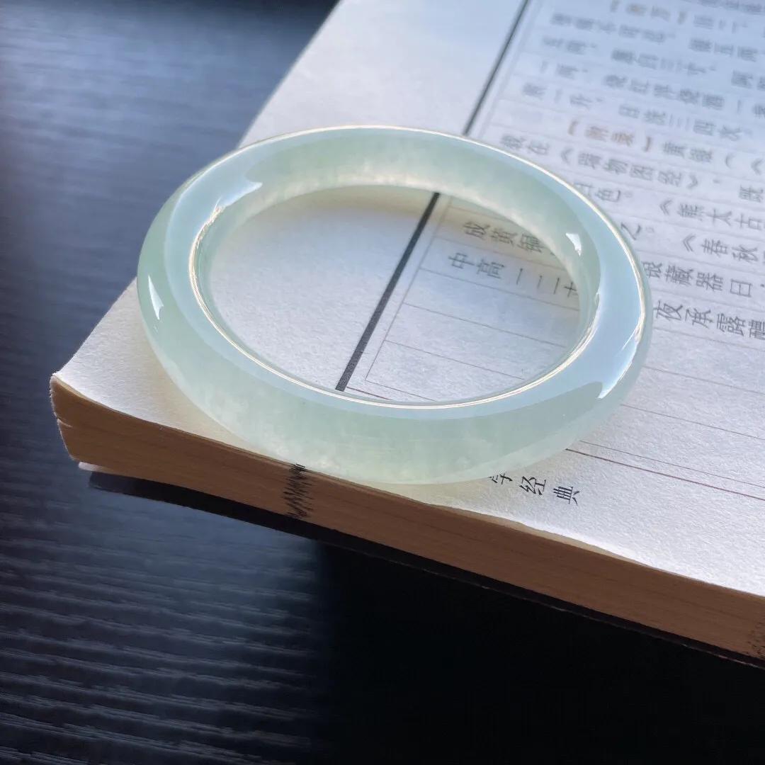 【手鐲】圆条53 54
【圈口】53.3-9.3-9.7
【描述】冰种晴绿，晶莹剔透，水润，种老，无纹裂