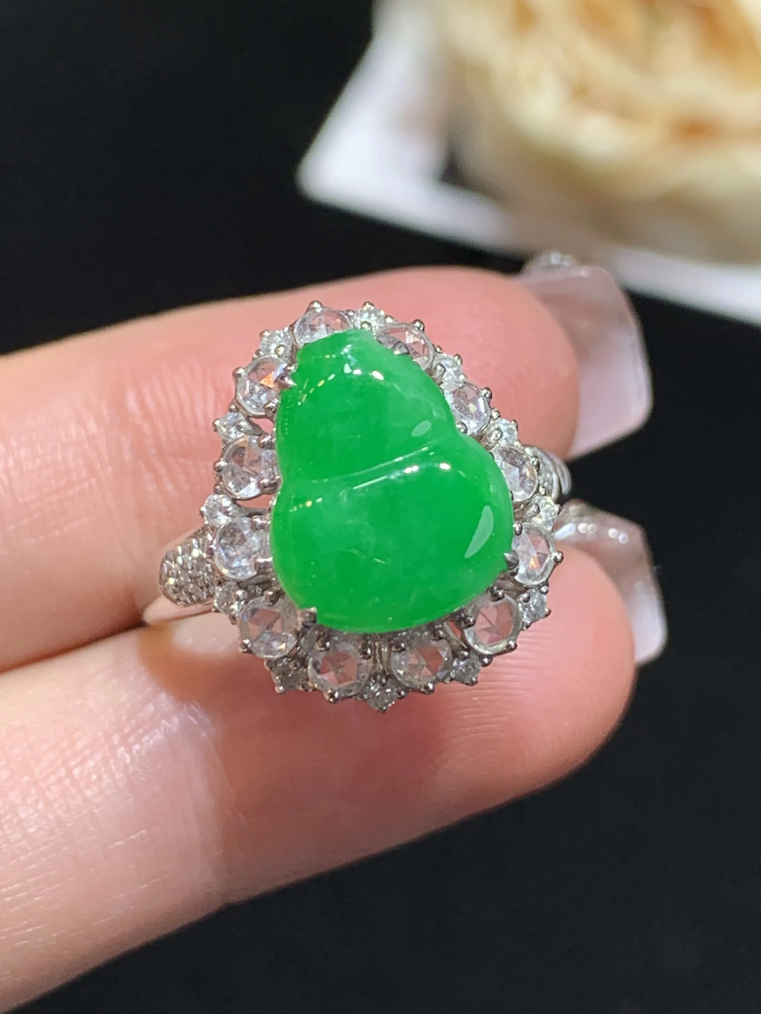 满绿葫芦戒指，18k金伴钻，颜色靓丽，色阳，整体规格：16.3-17.2-10.3