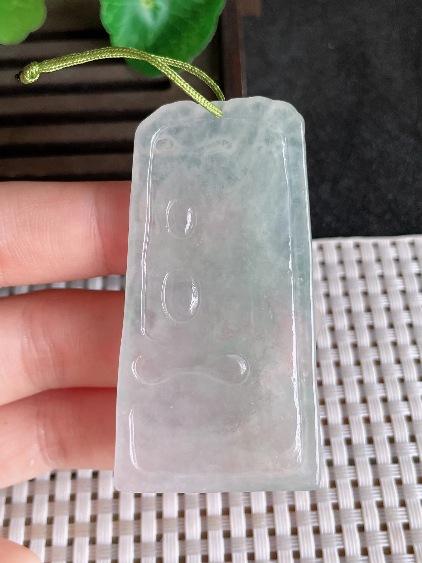 天然翡翠,老坑全胶感冰种飘绿大势至观音菩萨吊坠，尺寸:59.5-30.7-5.3mm，2224
