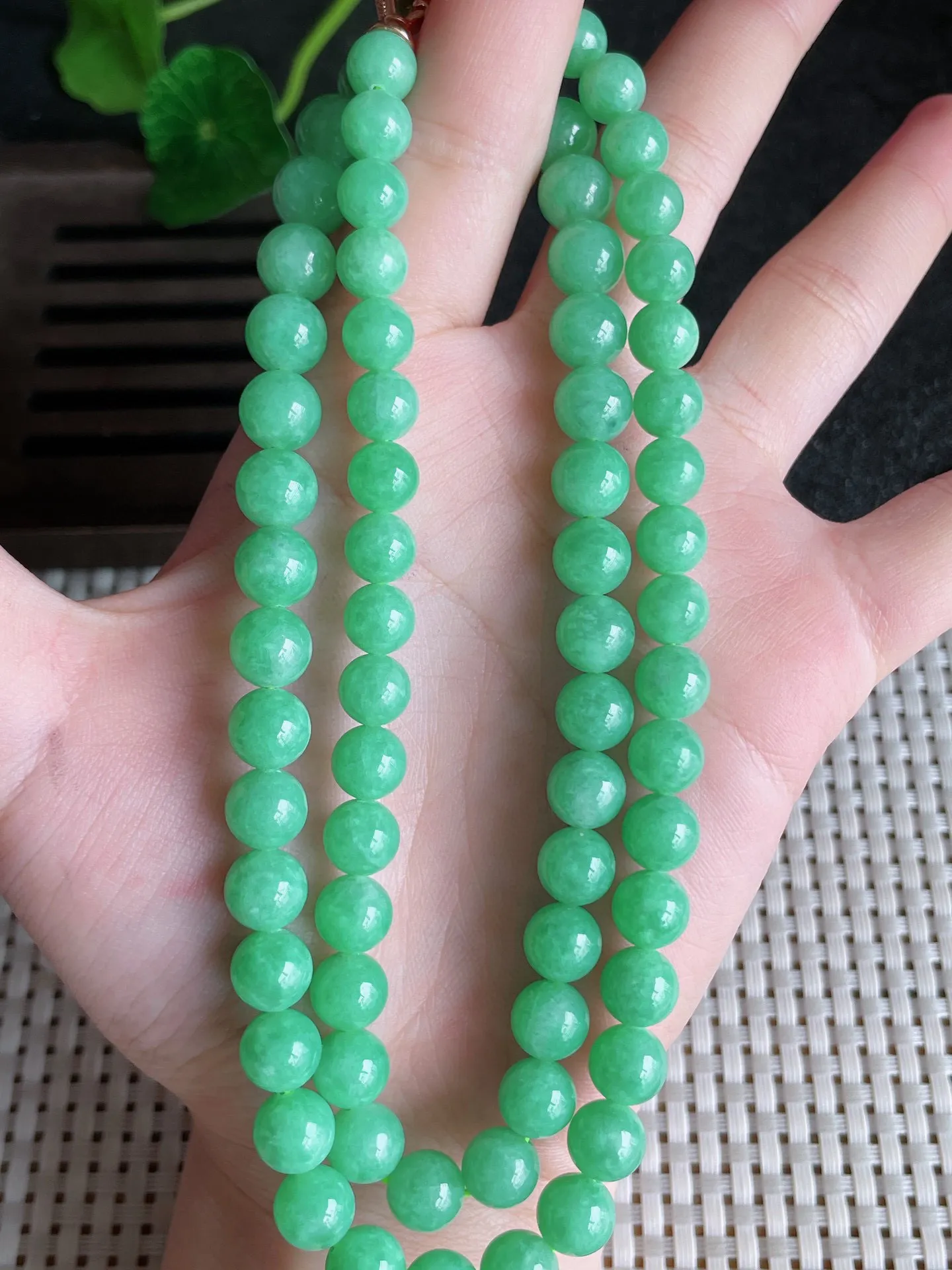 天然翡翠,老坑全胶感满绿圆珠项链71颗，尺寸:8mm， 7088