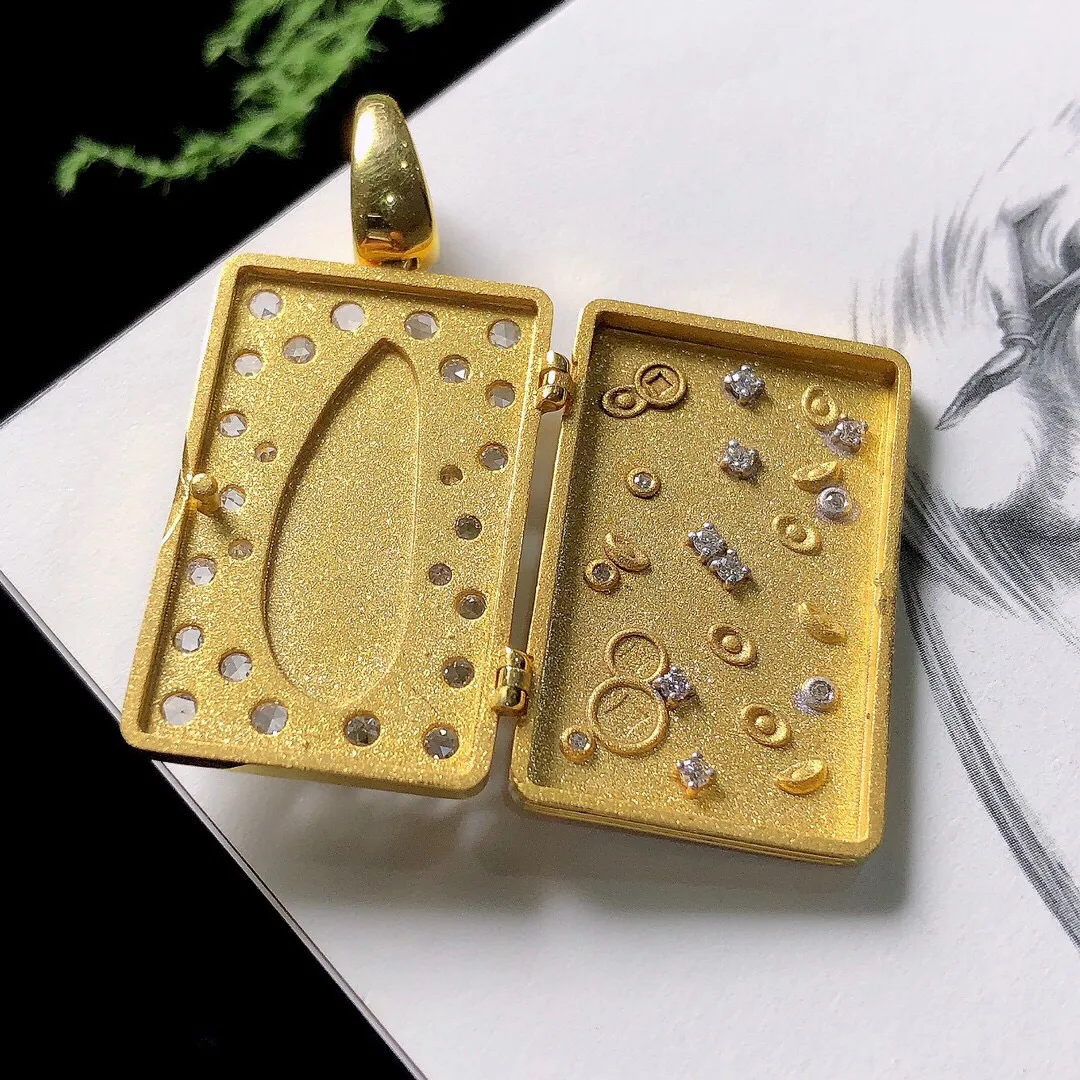 【宝贝】天然翡翠冰润辣绿胶感福豆吊坠
【尺寸】裸石18.6*7*2.5（㎜）
【描述】冰种，辣绿，温润胶感，颜色娇艳，18K金镶嵌，无纹裂