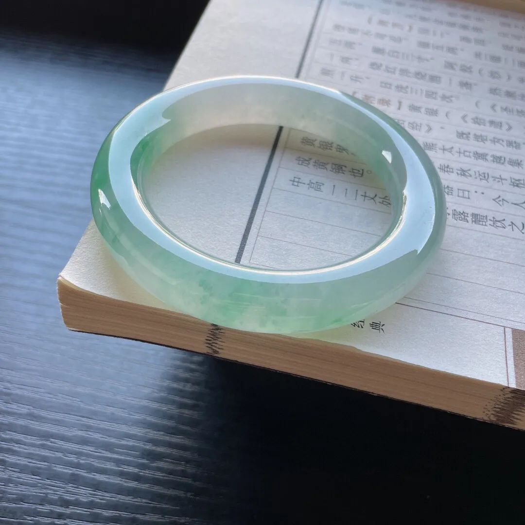 【手鐲】圆条58 59
【圈口】58.1-12.5
【描述】冰种飘绿花，晶莹剔透，水润，种老，无纹裂