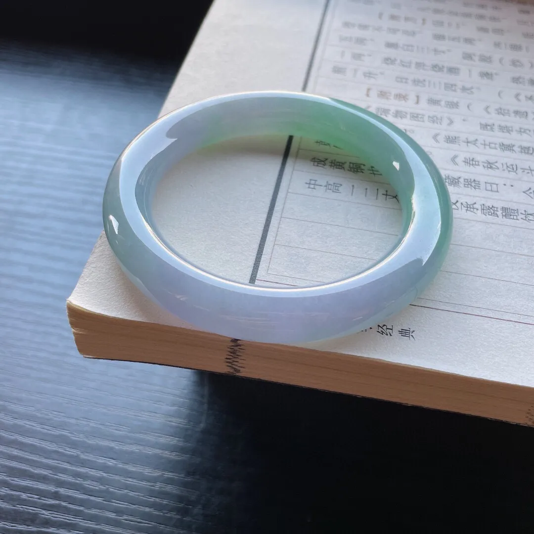 【手鐲】圆条55 56
【圈口】55.5-10.8
【描述】糯冰飘绿，春彩，玉质细腻，水润，种老，无纹裂