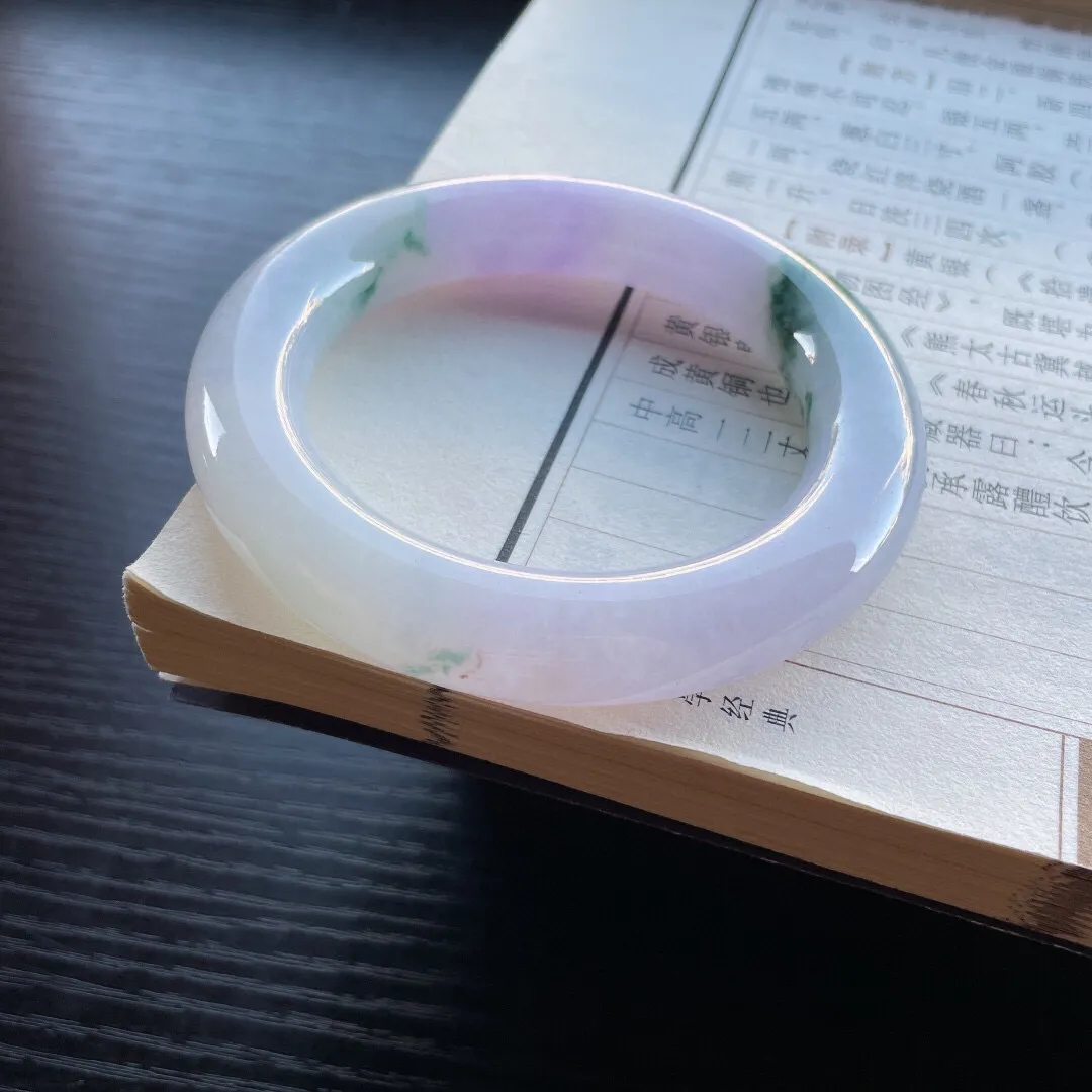 【手鐲】圆条57 88
【圈口】57.1-12.5-12.7
【描述】冰糯紫飘蓝花，圆润饱满，冰莹水润，种老，棉线无碍