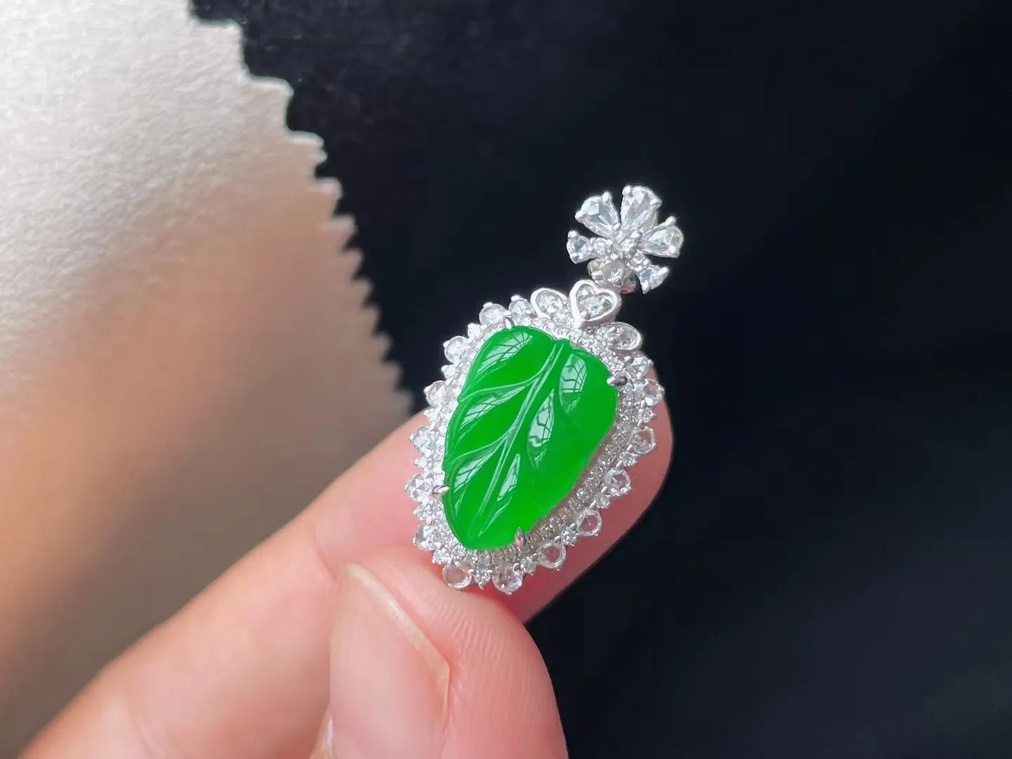 冰糯种阳绿金枝玉叶吊坠
