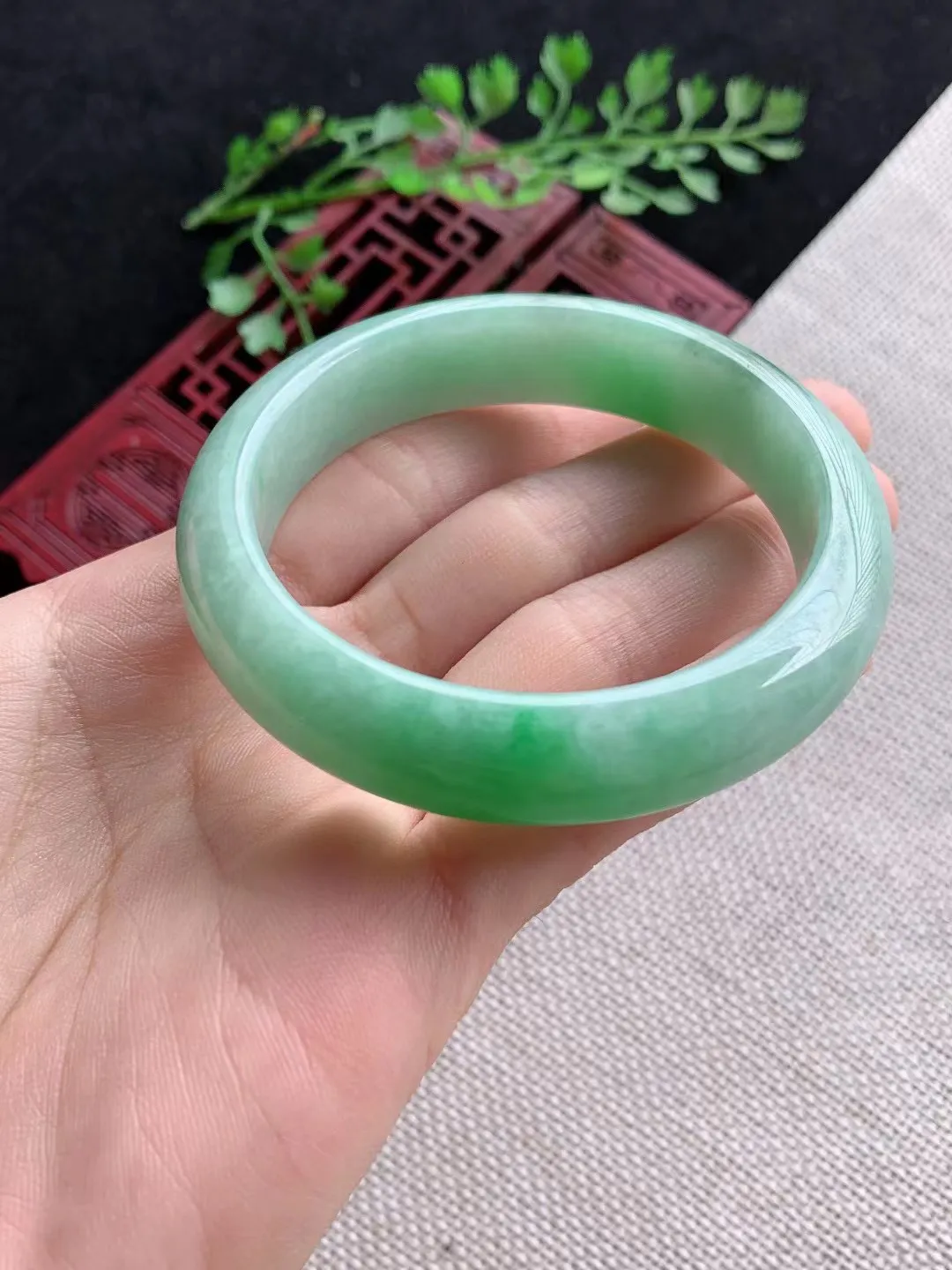 老坑飘绿正圈手镯尺寸53圈口×12.6×7.5mm重量52.09g
