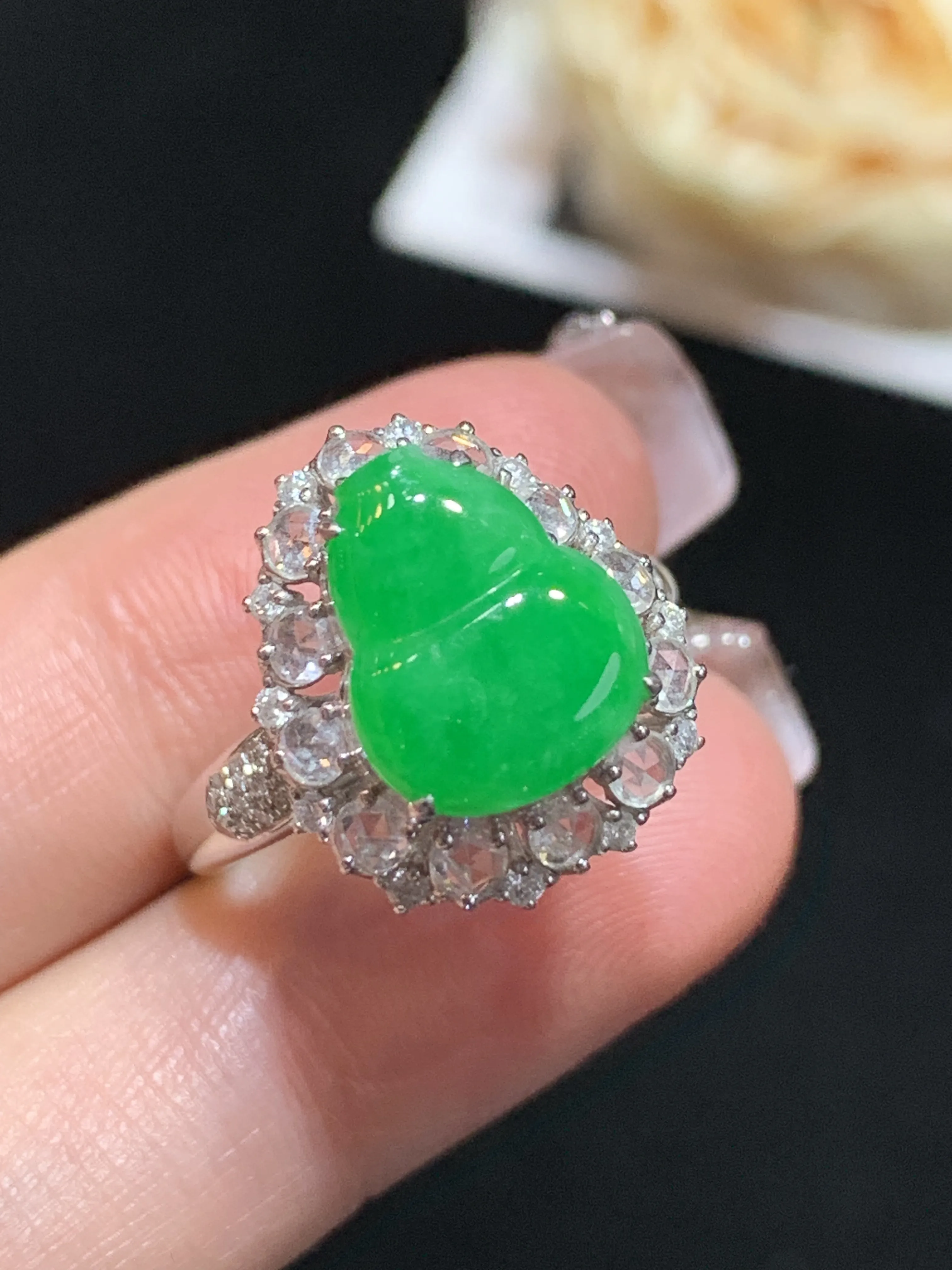 满绿葫芦戒指，18k金伴钻，颜色靓丽，色阳，整体规格：16.3-17.2-10.3