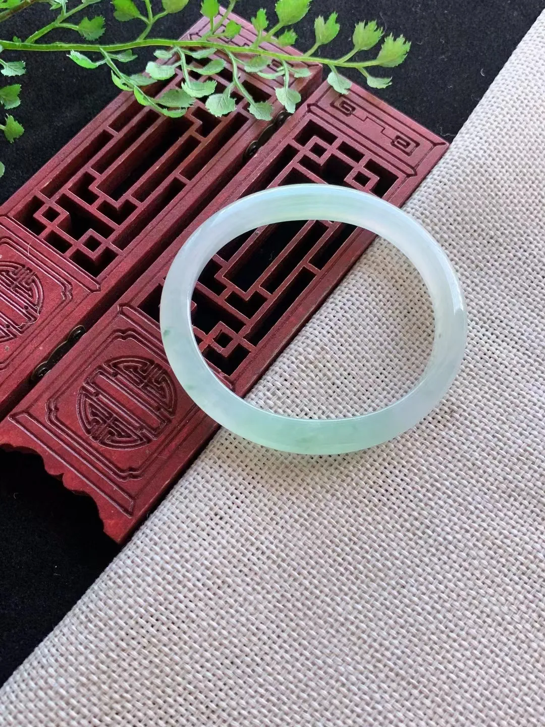 老坑冰种飘绿贵妃手镯尺寸55圈口×47.5×7.4×6mm重量24.57g