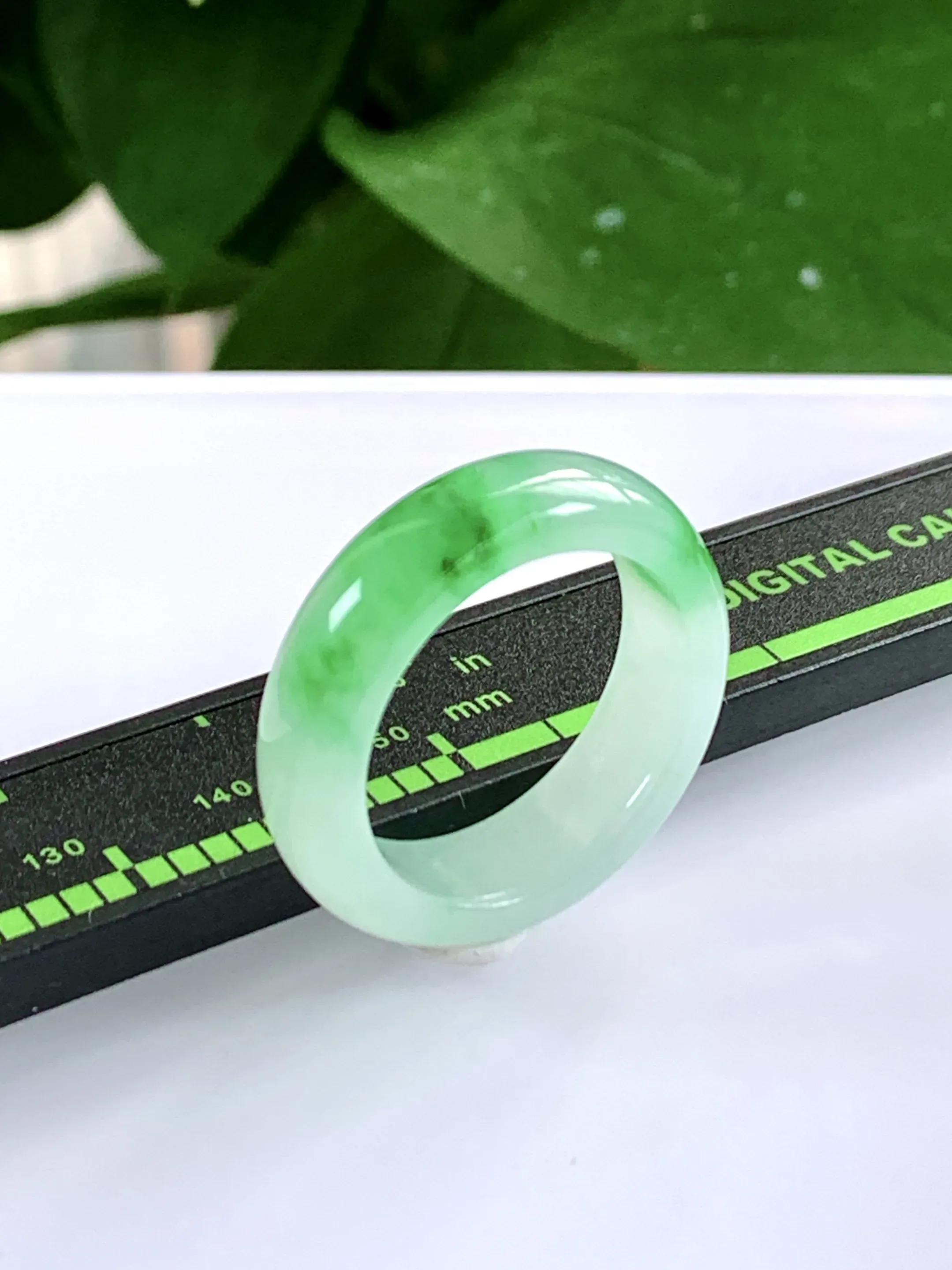 缅甸天然翡翠A货，冰糯种飘绿阳绿指环戒指，尺寸：圈口内径20.2mm=24号，宽厚7/3.6mm，重量：5.56g
