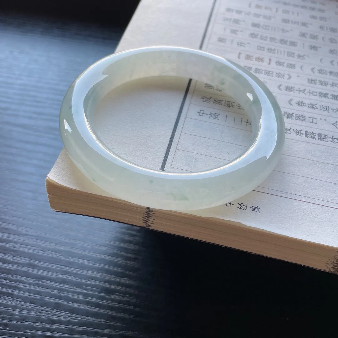 【手鐲】圆条57 58
【圈口】57.1-11.8-11.3
【描述】冰种飘花，晶莹剔透，水润，种老，无纹裂