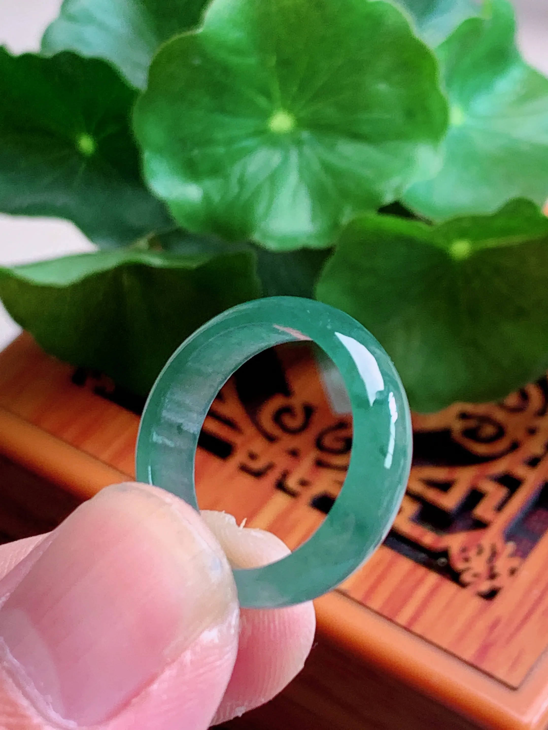 精品推荐，缅甸天然A货翡翠，满色素面戒指指环，种水好，颜色鲜艳，玉质水润细腻，工艺精湛，佩戴效果更佳。