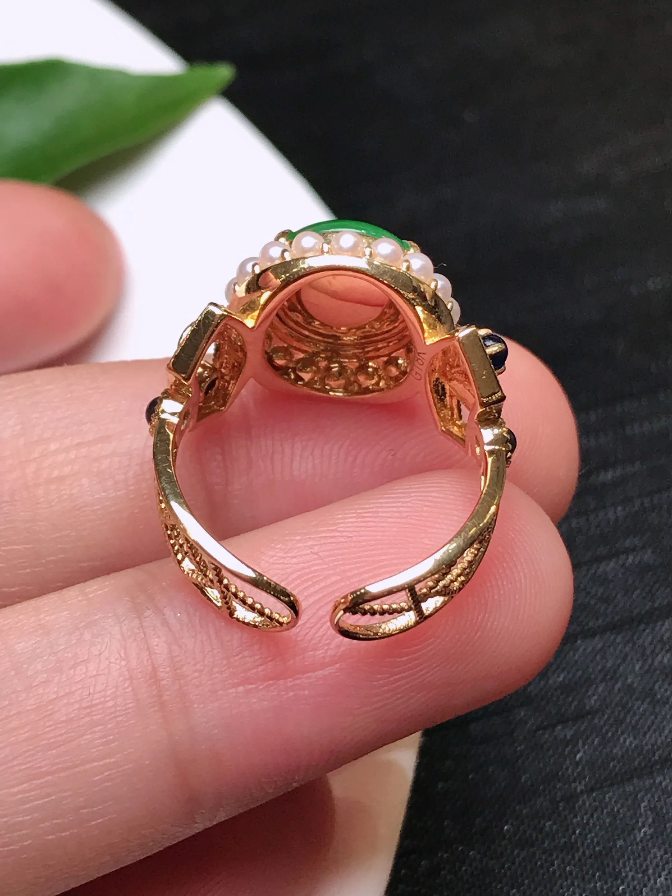 严选推荐戒指，老坑冰糯种满色辣绿戒指，18k金钻镶嵌而成，简约时尚，品相佳，佩戴效果佳，尽显气质。种水很好，晶体结构致密，起强玻璃光泽。晶莹透亮，美感十足。高性价比，值得入手。裸石直径约10.4-9.4毫米