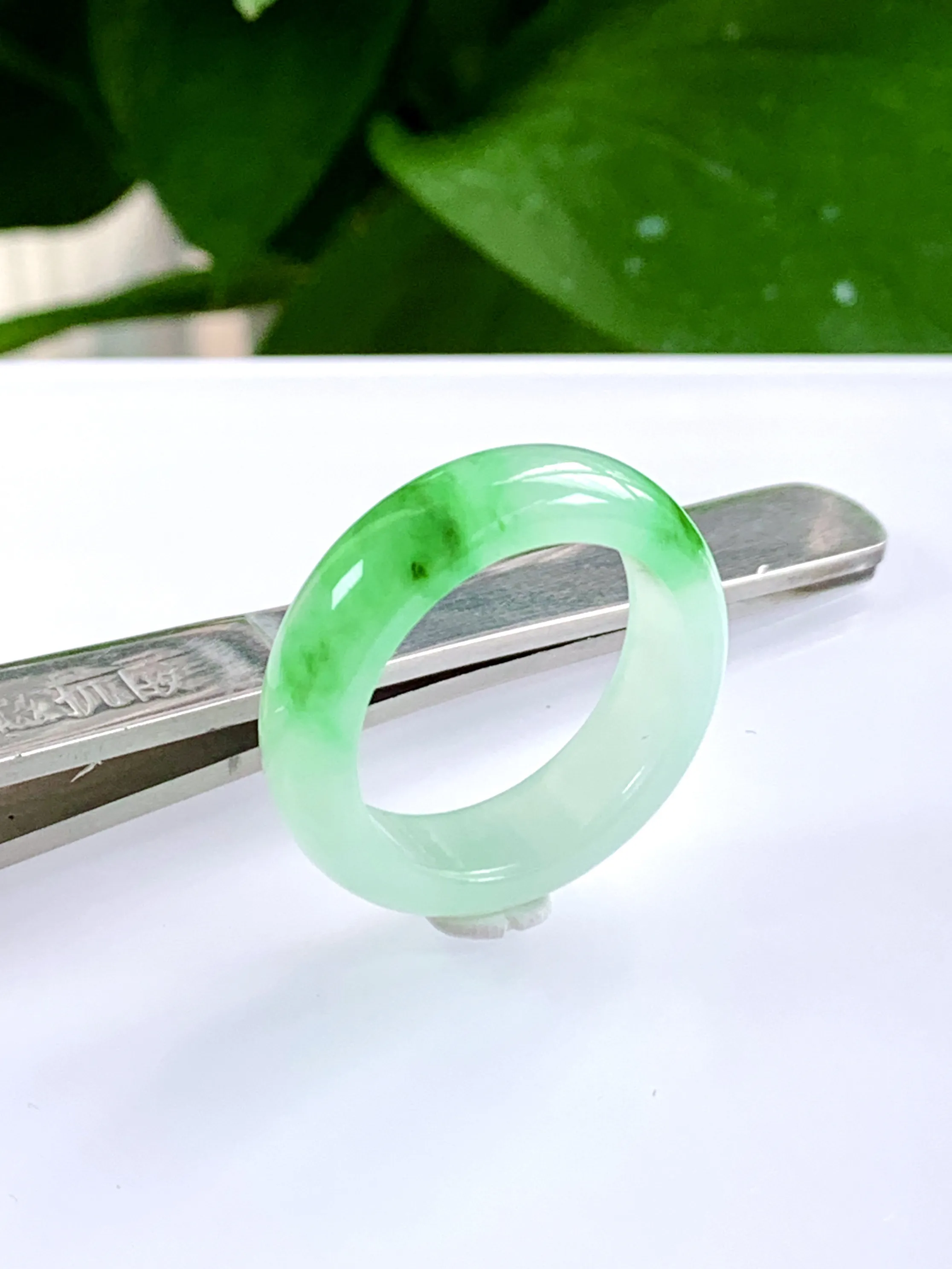 缅甸天然翡翠A货，冰糯种飘绿阳绿指环戒指，尺寸：圈口内径20.2mm=24号，宽厚7/3.6mm，重量：5.56g