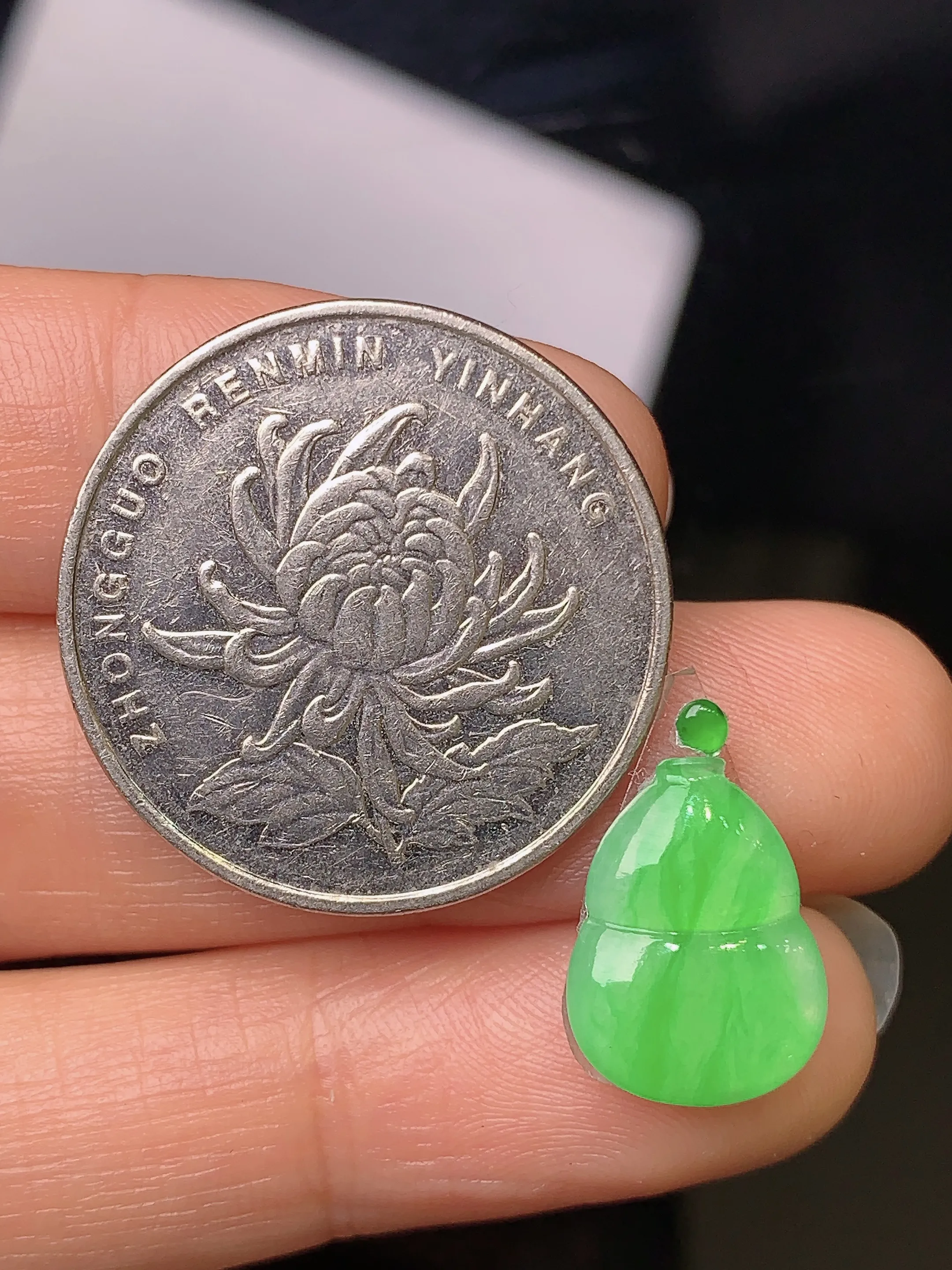 镶嵌款 翠绿葫芦 玉质细腻 水润透亮 色泽艳丽 搭配绿色小蛋面 整体尺寸13.6*10.3*2.6