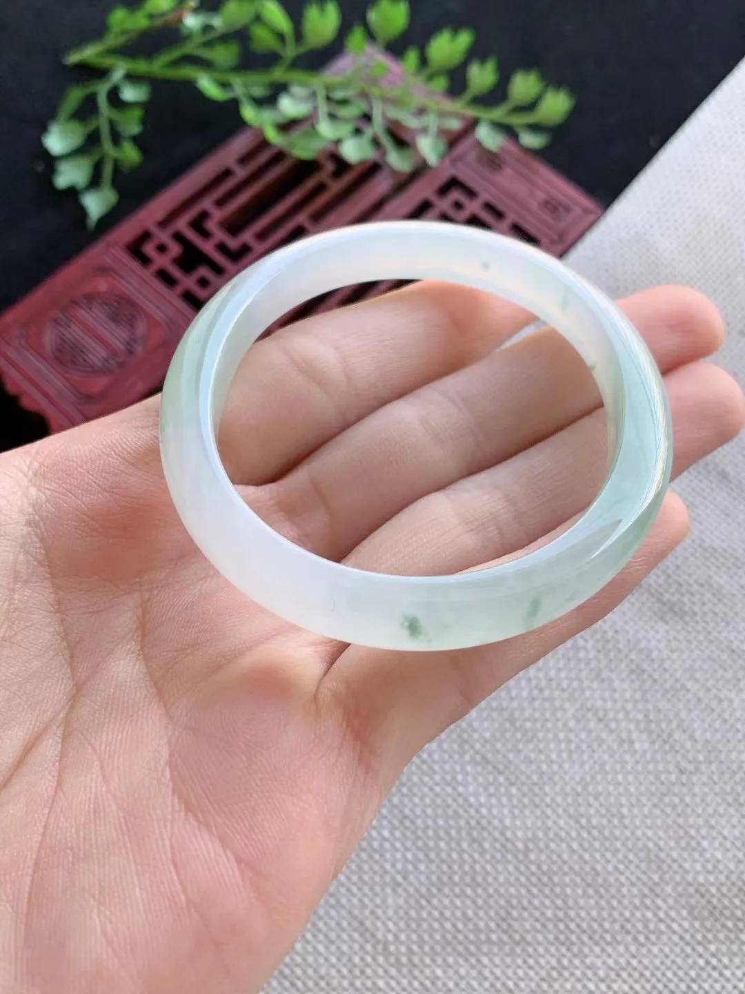 老坑冰种飘绿贵妃手镯尺寸55圈口×47.5×7.4×6mm重量24.57g