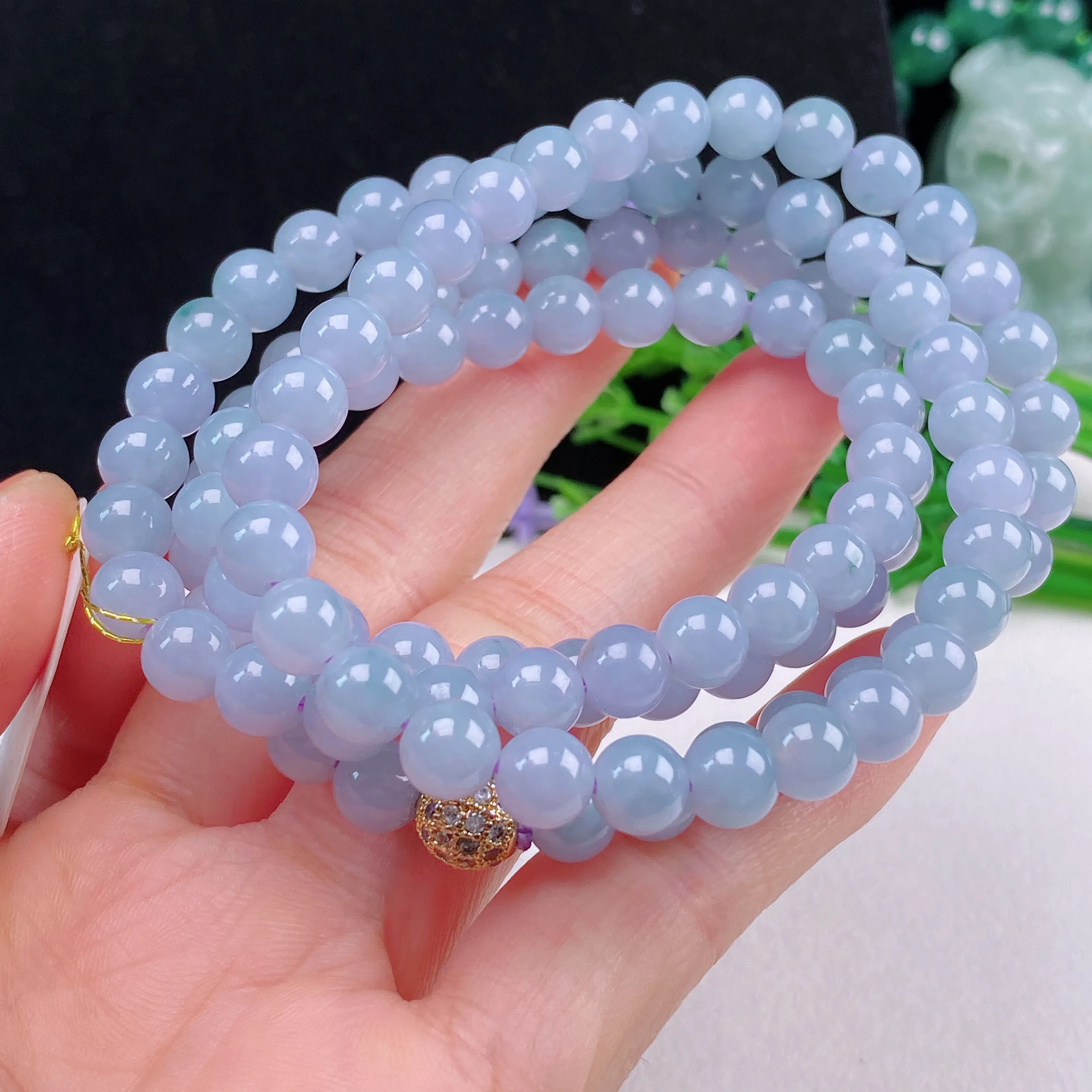 自然光实拍  水润精工冰透紫罗兰6.8mm项链。玉质细腻莹润 雕工精湛，佩戴高雅大方   线条优美 Aeb 尺寸:   6.8mm。