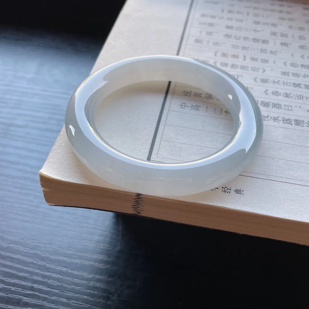 【手鐲】圆条52 53
【圈口】52.5-11
【描述】冰糯种淡晴，晶莹剔透，水润，种老，无纹裂