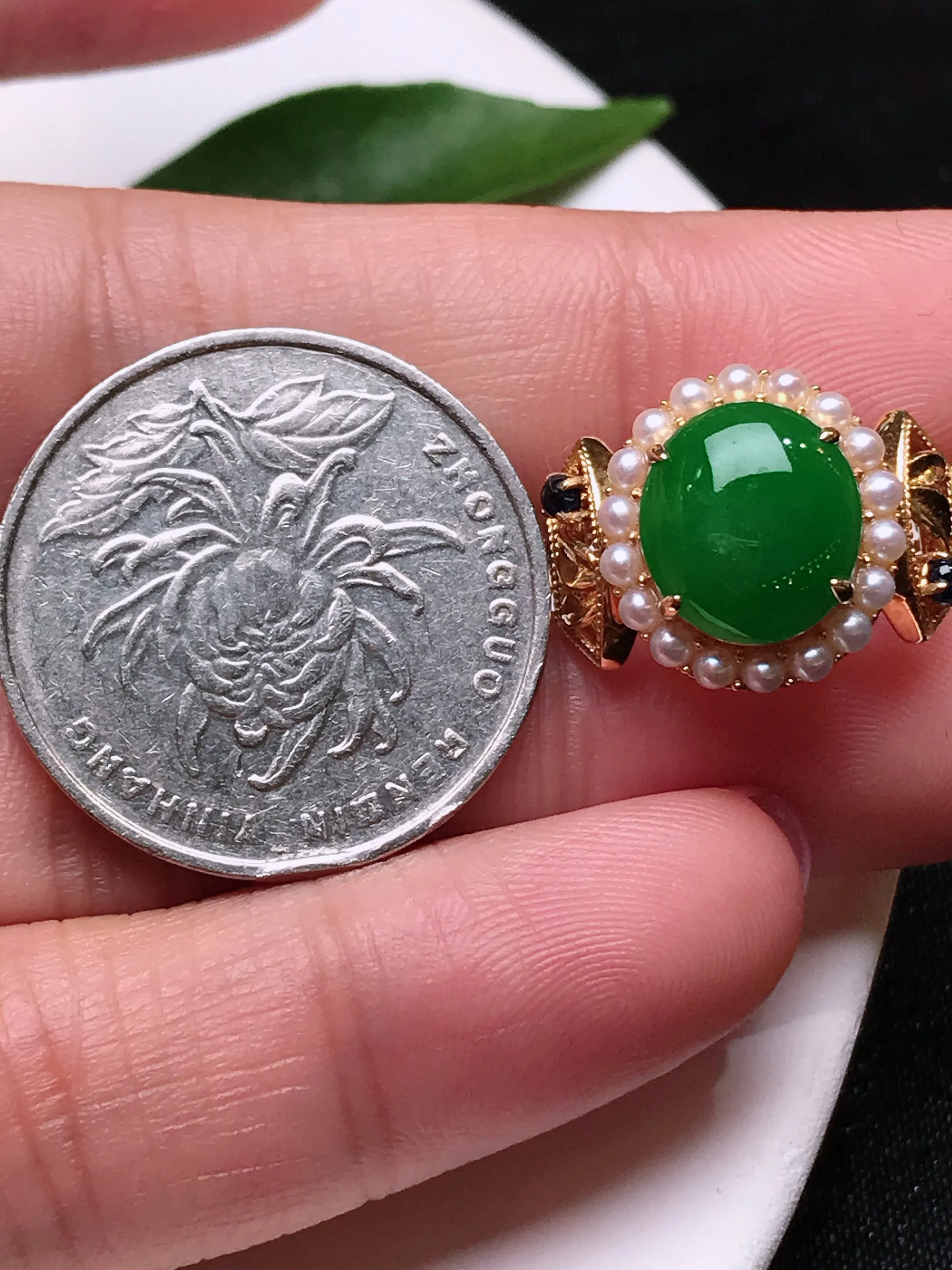 严选推荐戒指，老坑冰糯种满色辣绿戒指，18k金钻镶嵌而成，简约时尚，品相佳，佩戴效果佳，尽显气质。种水很好，晶体结构致密，起强玻璃光泽。晶莹透亮，美感十足。高性价比，值得入手。裸石直径约10.4-9.4毫米