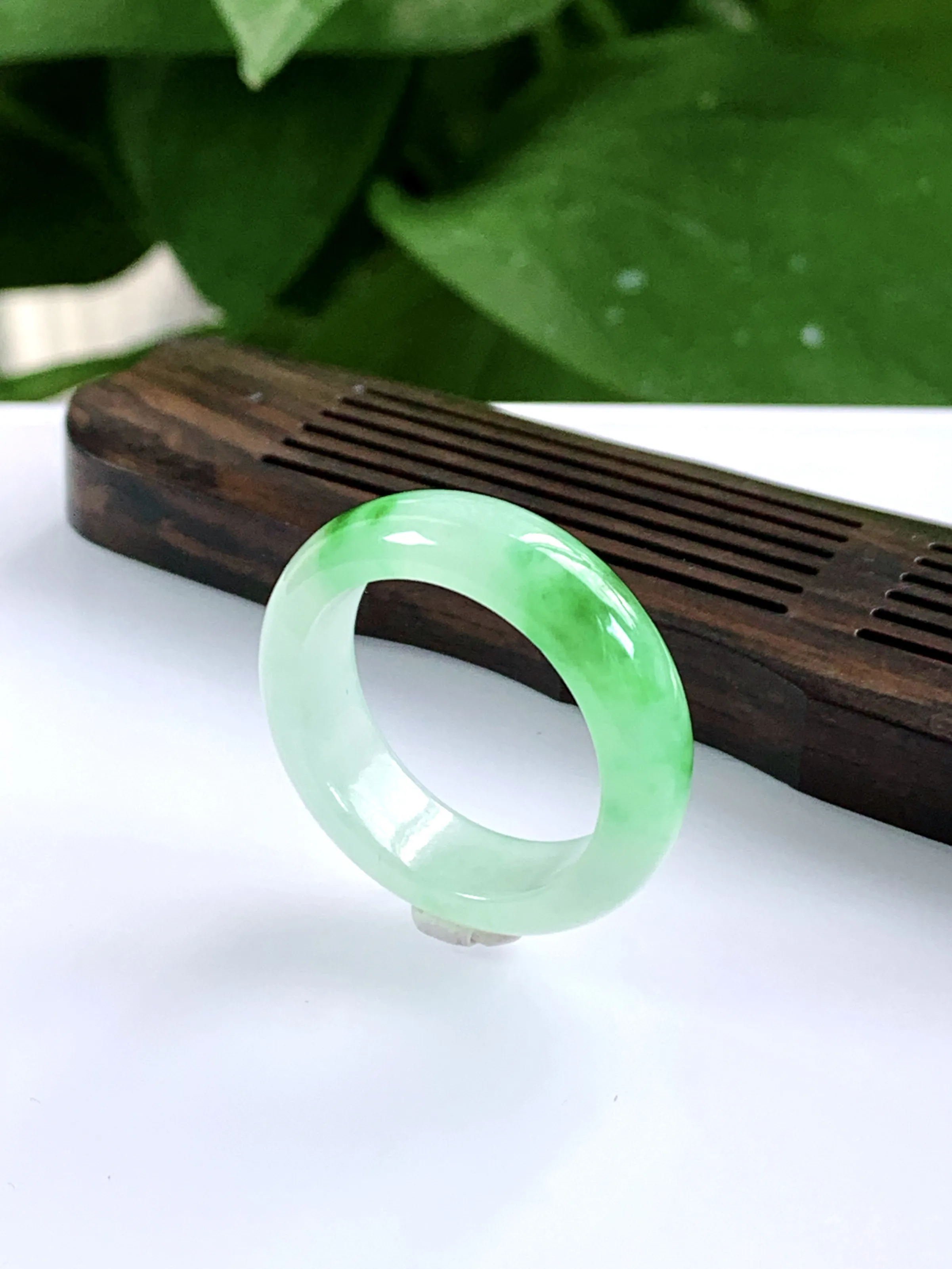 缅甸天然翡翠A货，冰糯种飘绿阳绿指环戒指，尺寸：圈口内径20.2mm=24号，宽厚7/3.6mm，重量：5.56g