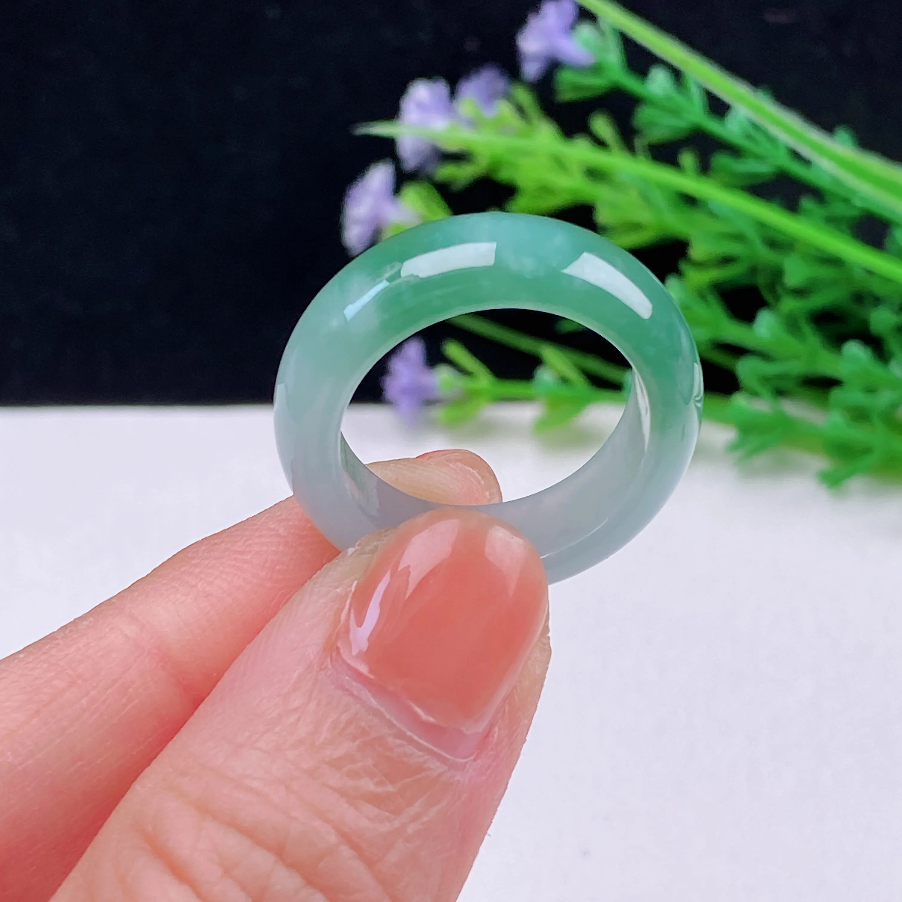 自然光实拍  水润精工冰透飘绿18mm戒指。玉质细腻莹润 雕工精湛，佩戴高雅大方   线条优美 Aen尺寸:   18.8/7/3.8mm。