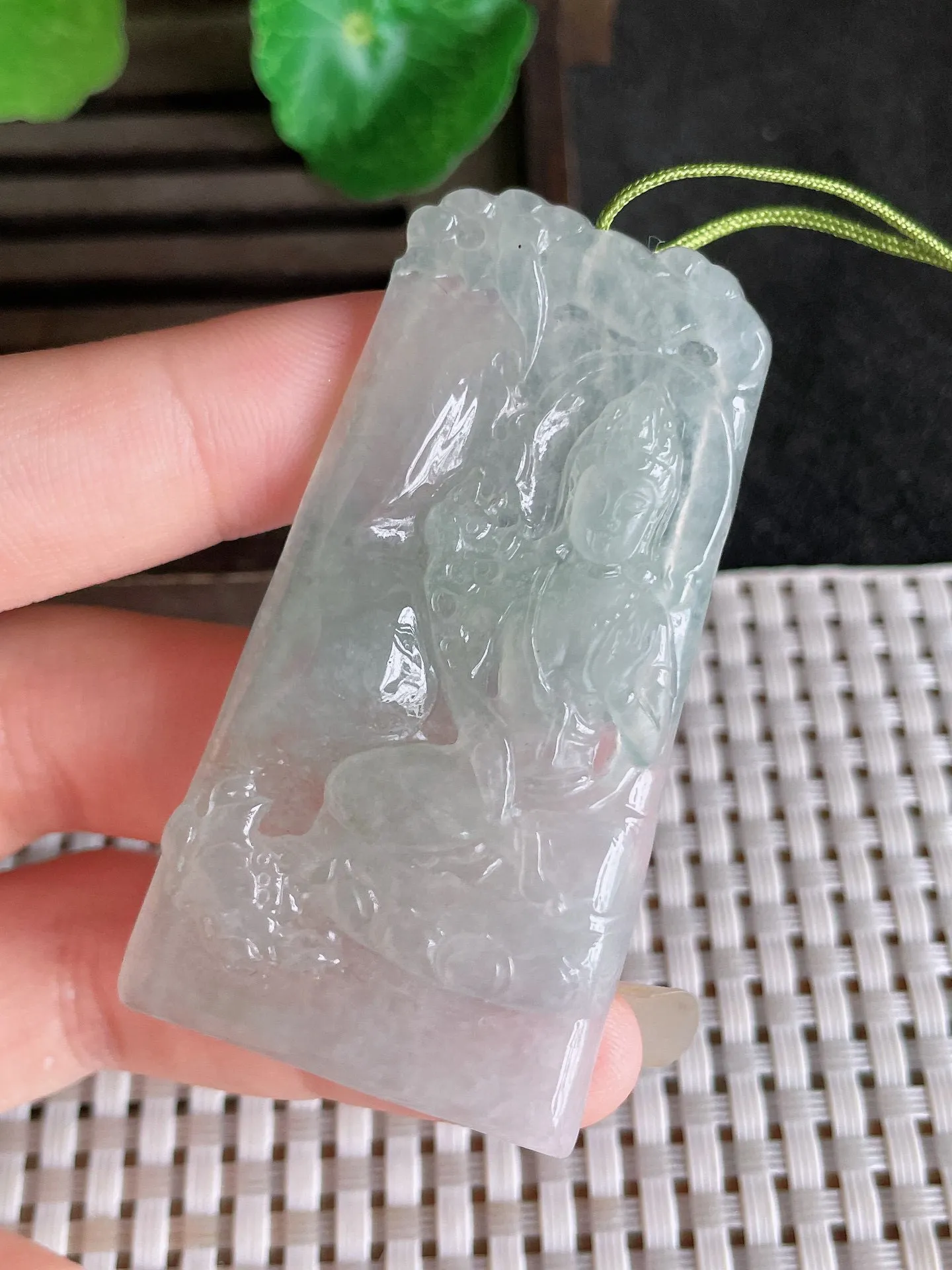 天然翡翠,老坑全胶感冰种飘绿大势至观音菩萨吊坠，尺寸:59.5-30.7-5.3mm，2224