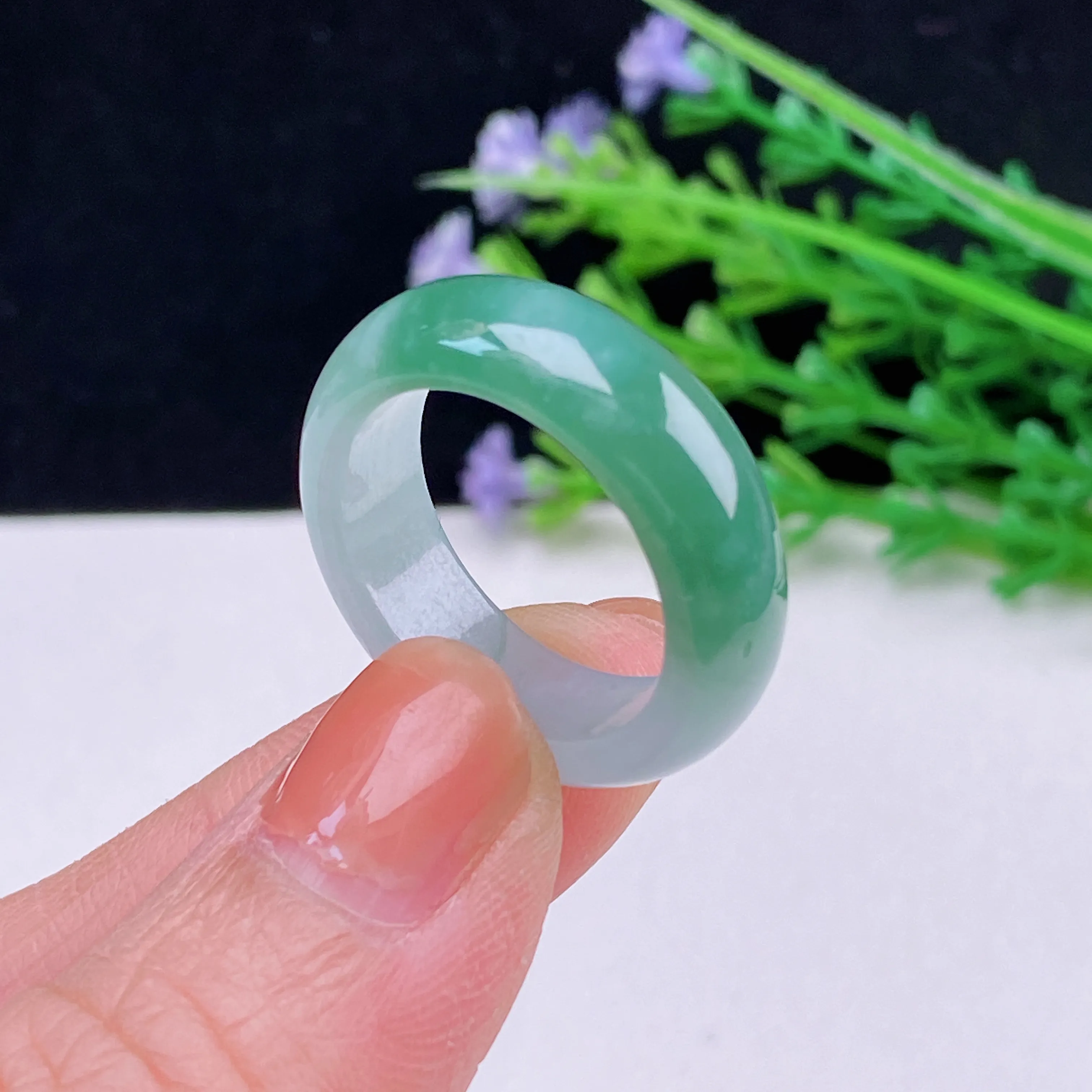 自然光实拍  水润精工冰透飘绿18mm戒指。玉质细腻莹润 雕工精湛，佩戴高雅大方   线条优美 Aen尺寸:   18.8/7/3.8mm。