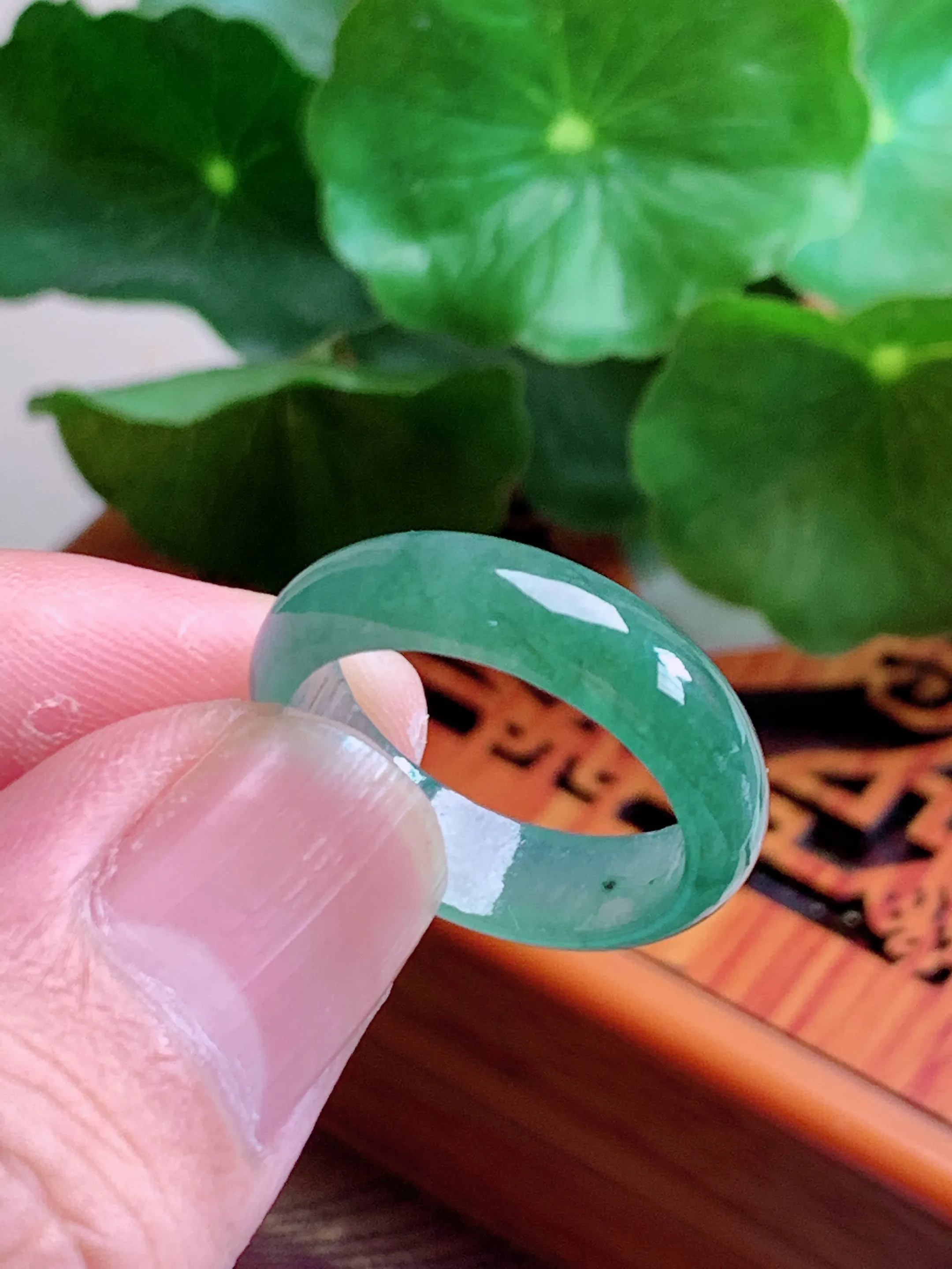 精品推荐，缅甸天然A货翡翠，满色素面戒指指环，种水好，颜色鲜艳，玉质水润细腻，工艺精湛，佩戴效果更佳。