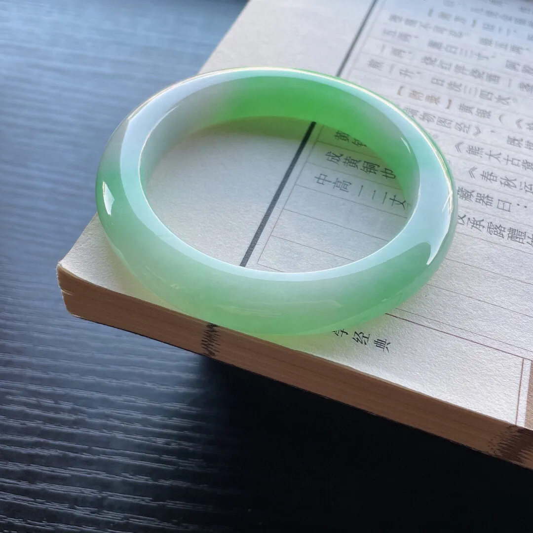 【手鐲】正圈59 60
【圈口】59-11.8-10.3
【描述】细糯飘绿，大圈口，冰莹通透，水润，种老，无纹裂