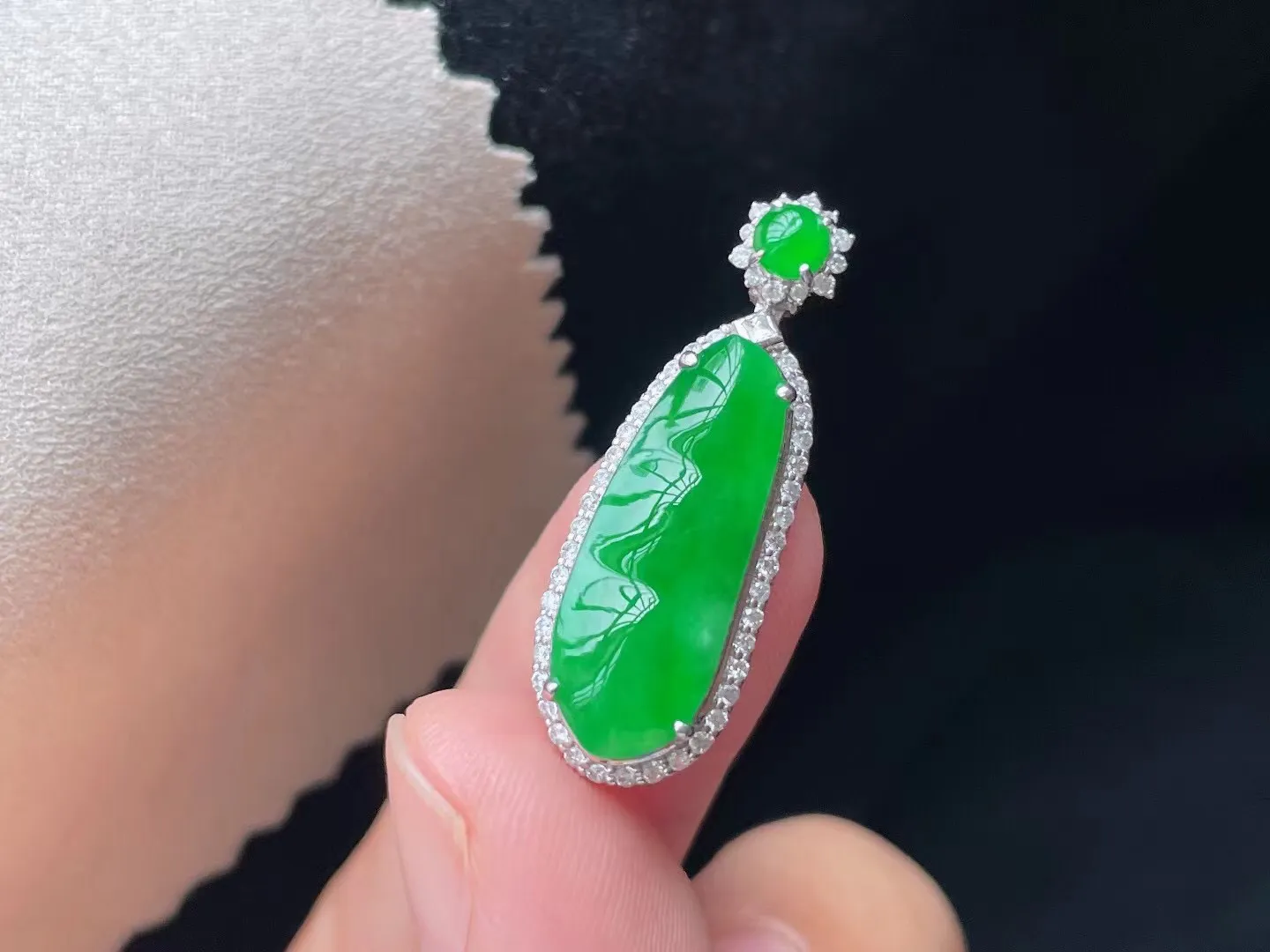 冰糯种阳绿金枝玉叶吊坠