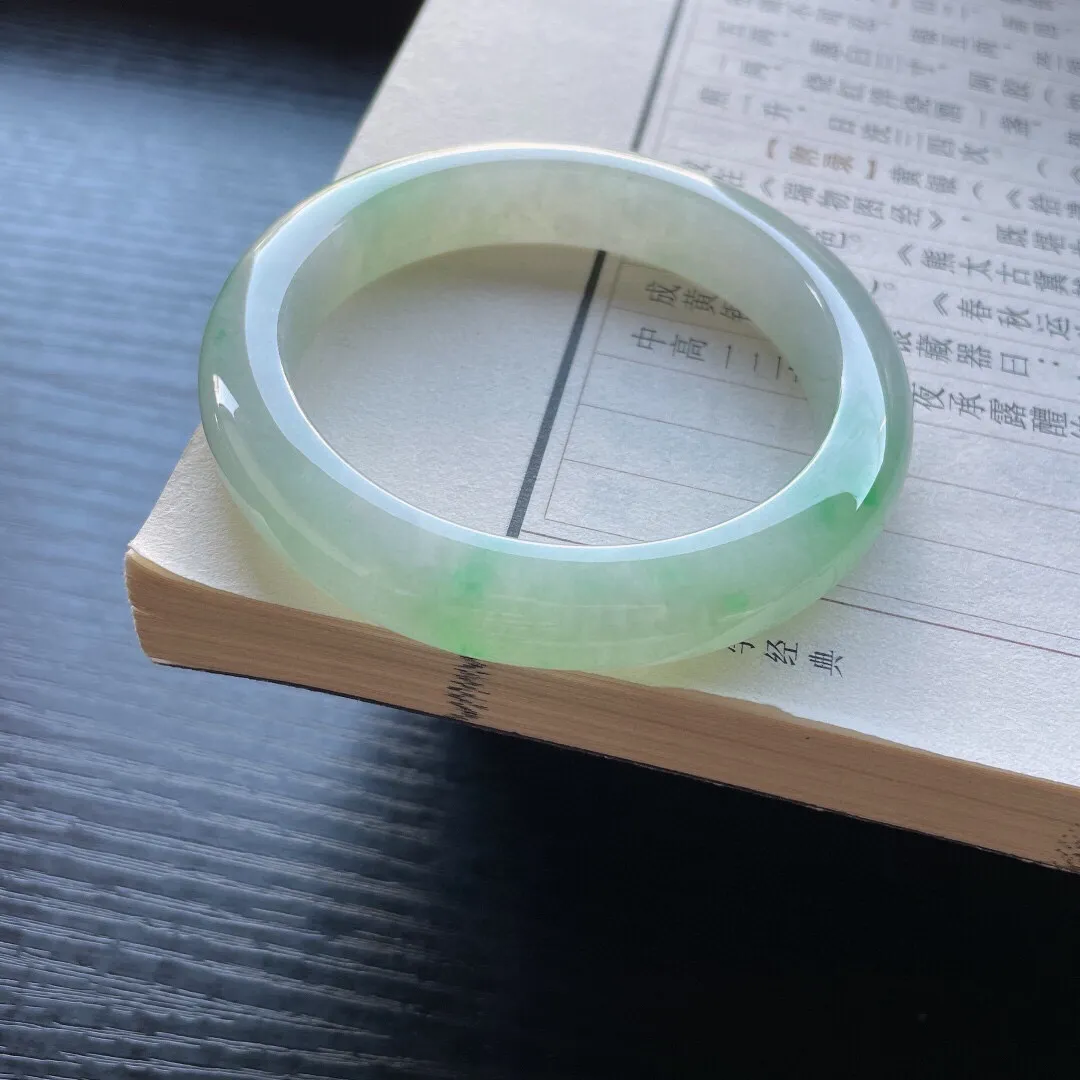 【手鐲】正圈57 58
【圈口】57.1-11.5-8.5
【描述】糯冰飘绿，冰莹通透，水润，种老，无纹裂